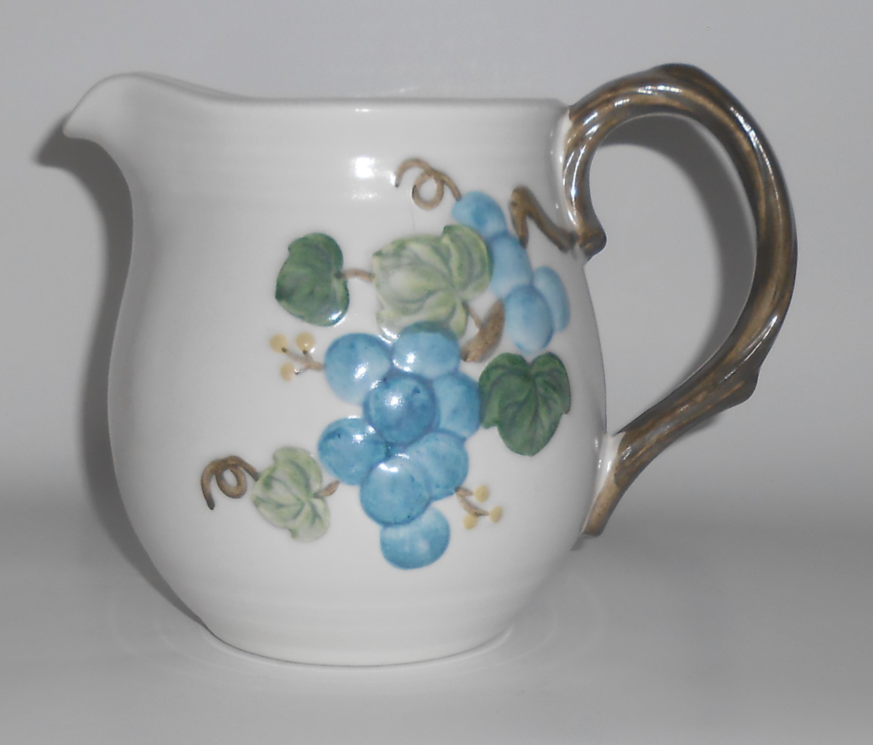 Metlox Pottery Poppy Trail Sculptured Grape 32 Oz Pitch