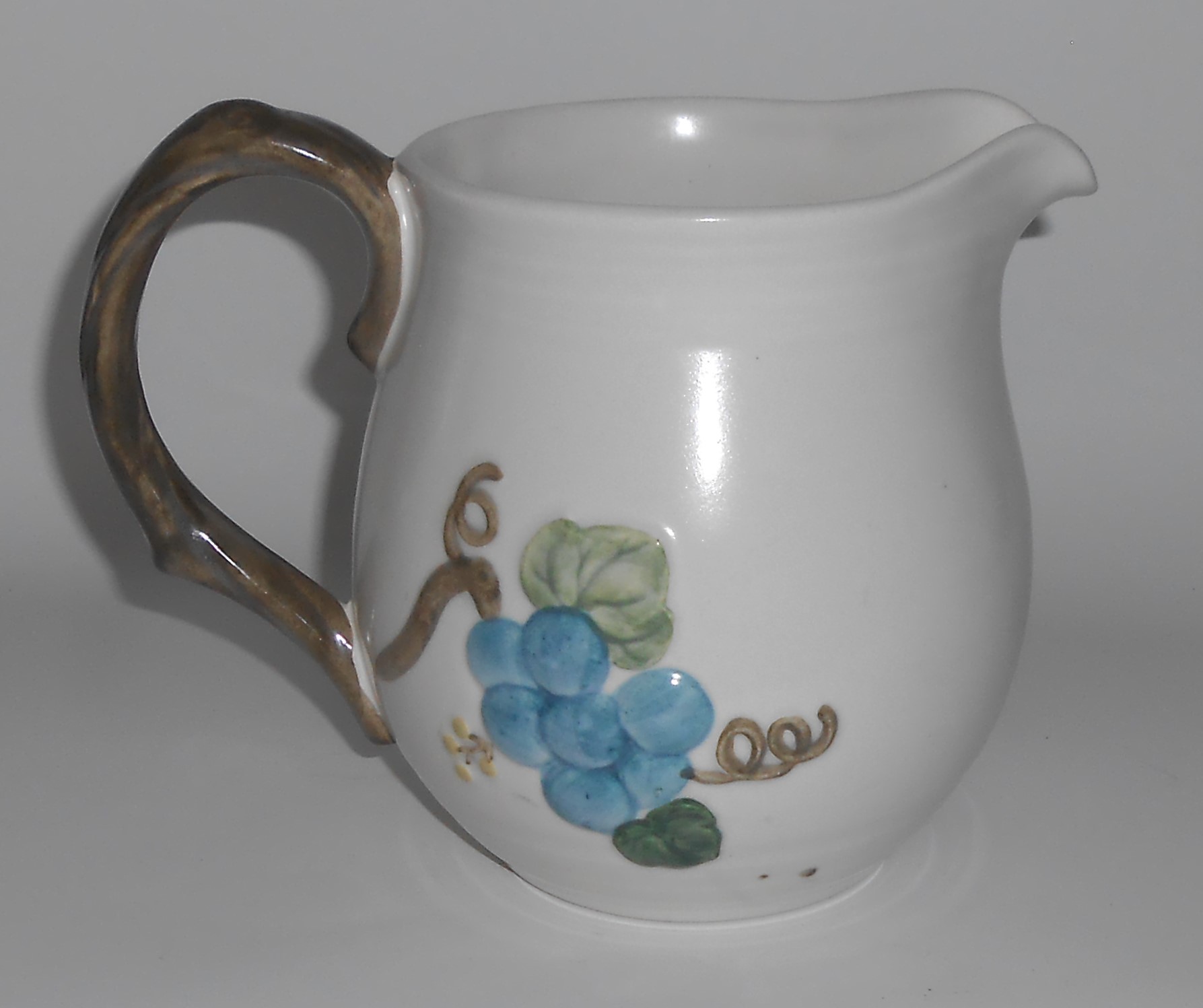 Metlox Pottery Poppy Trail Sculptured Grape 32 Oz Pitch
