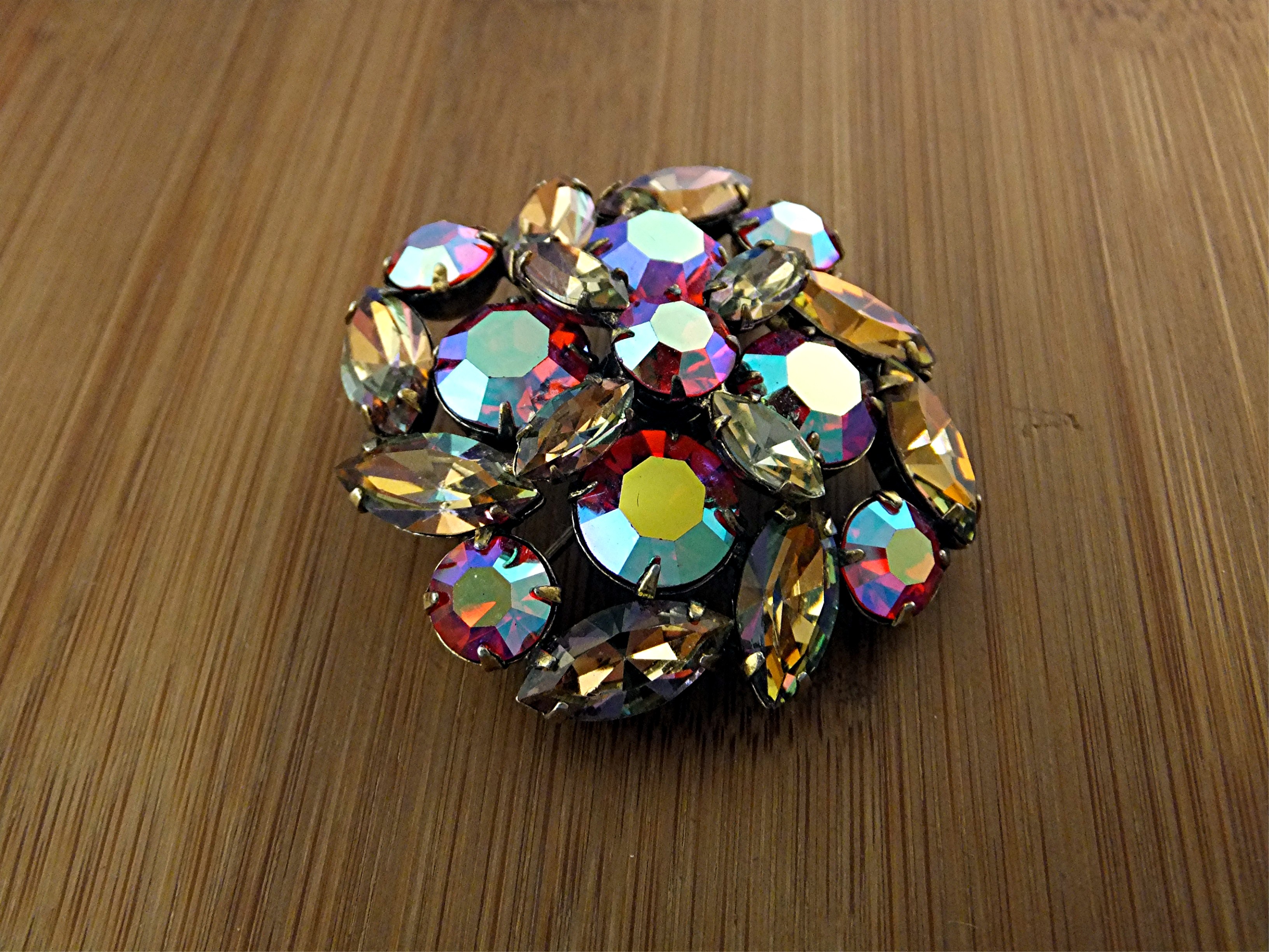 Brooch Cranbery Gold Borealis REGENCY