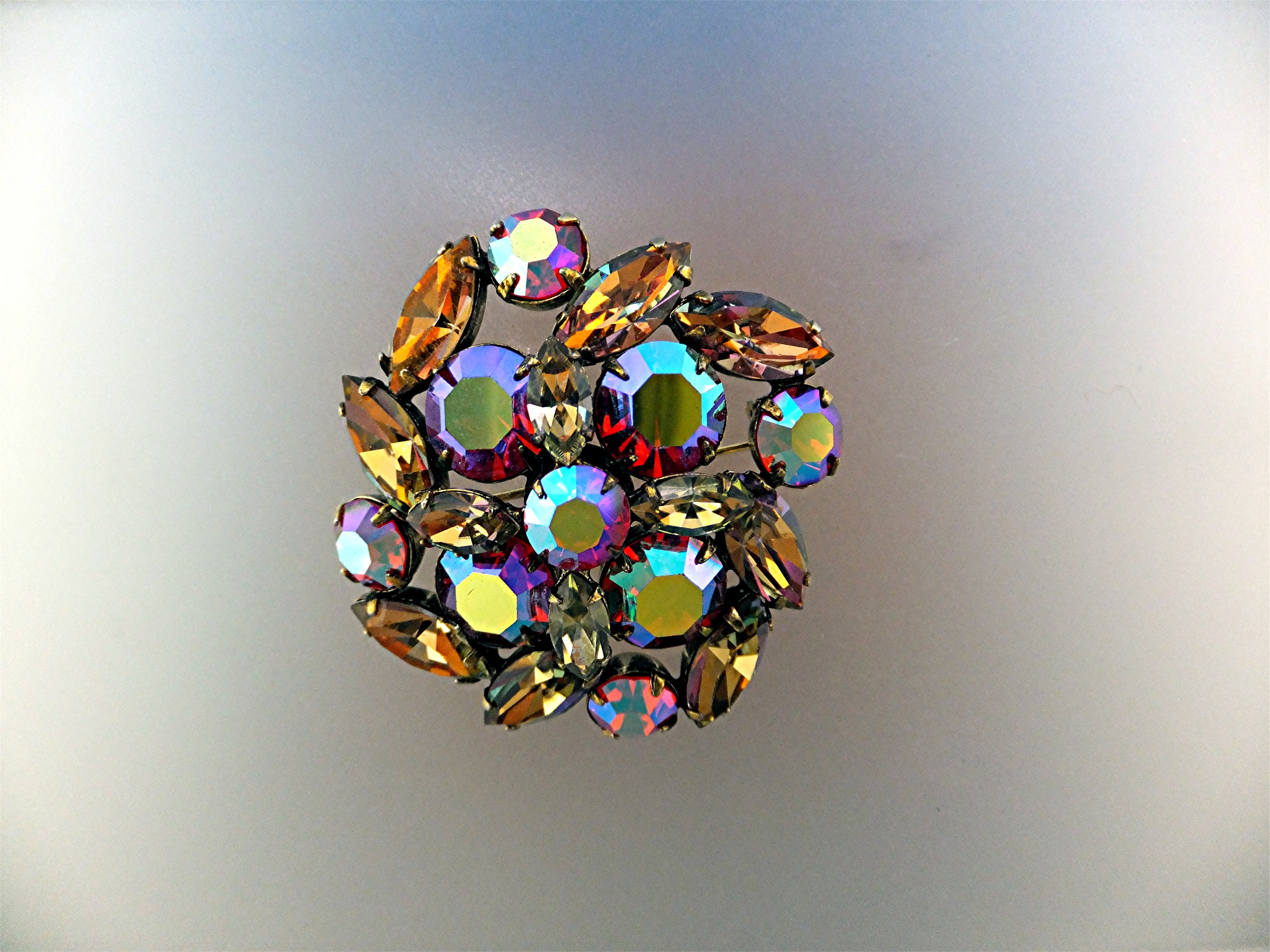 Brooch Cranbery Gold Borealis REGENCY