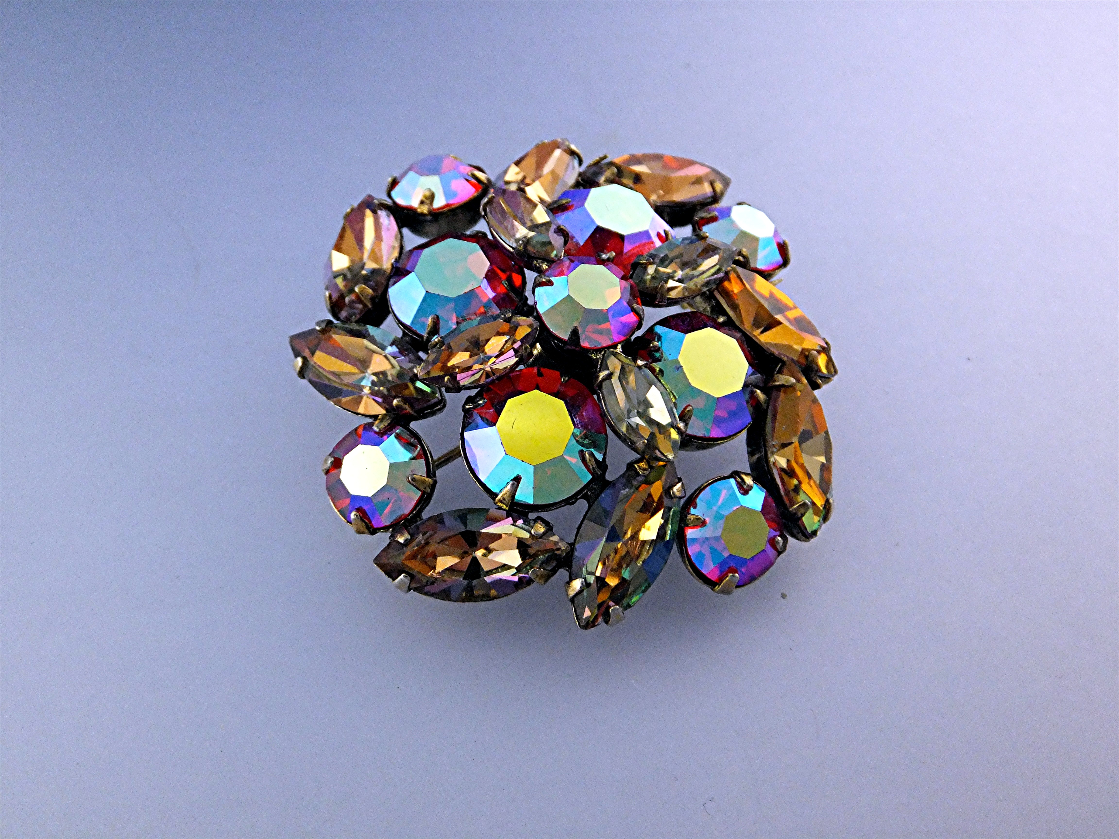 Brooch Cranbery Gold Borealis REGENCY