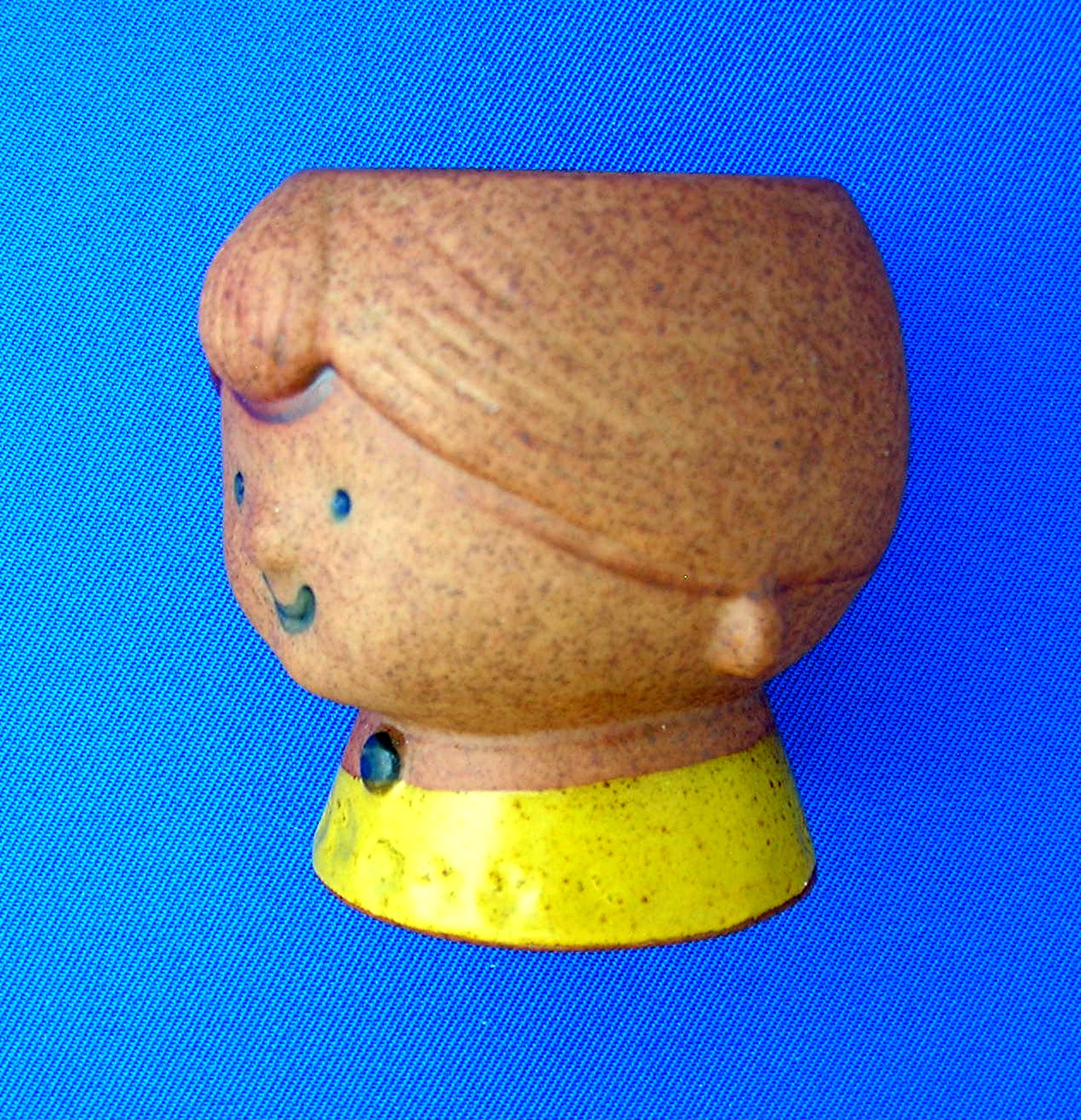 SET OF FOUR POTTERY EGG CUPS Mom Dad and 2 Kids