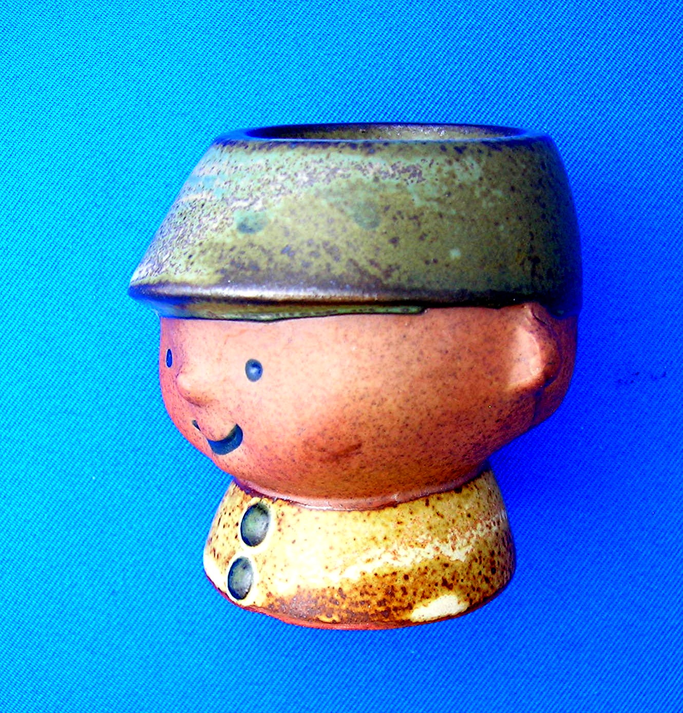 SET OF FOUR POTTERY EGG CUPS Mom Dad and 2 Kids
