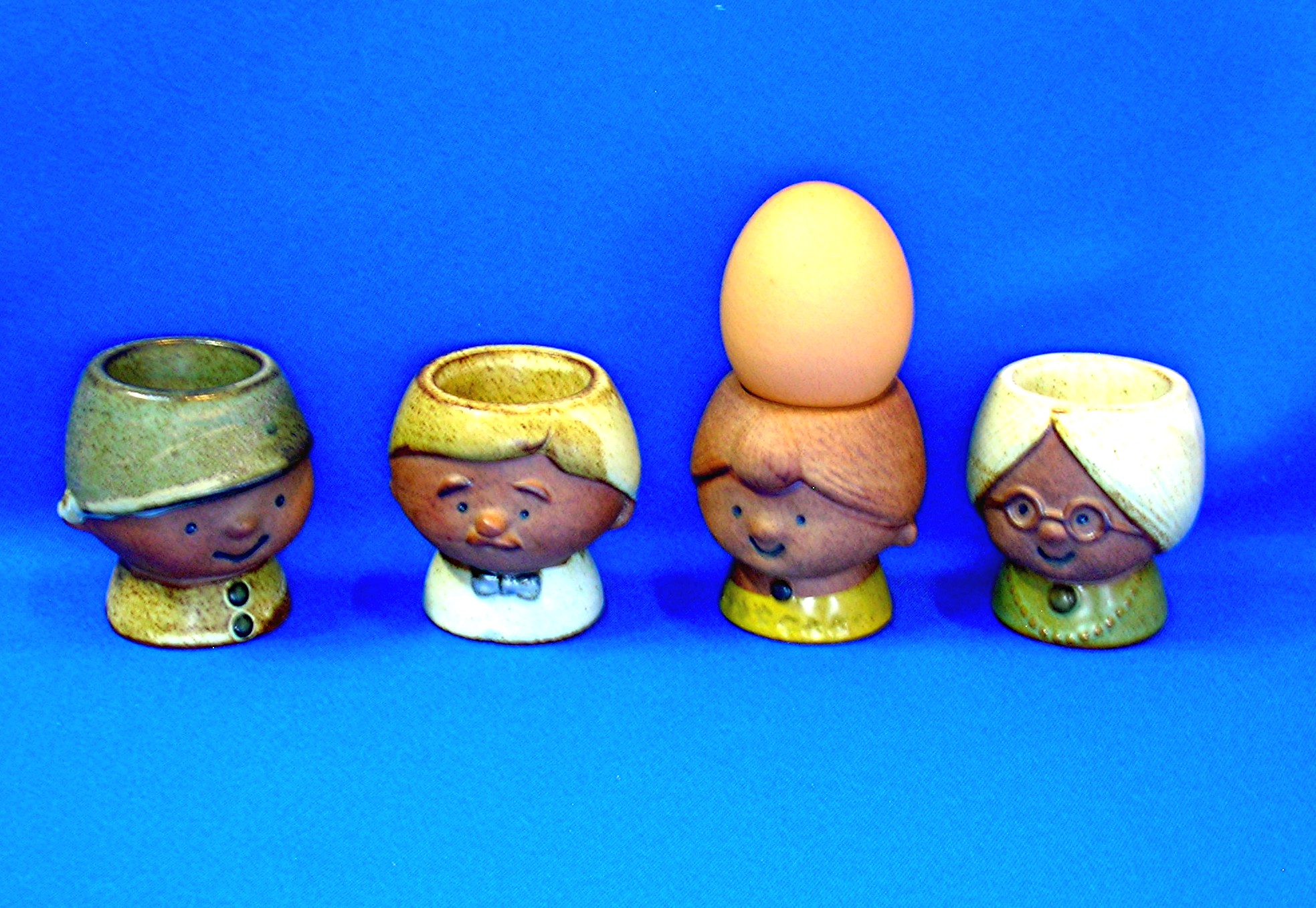 SET OF FOUR POTTERY EGG CUPS Mom Dad and 2 Kids