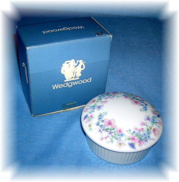 Bone China WEDGEWOOD Floral Trinket Box