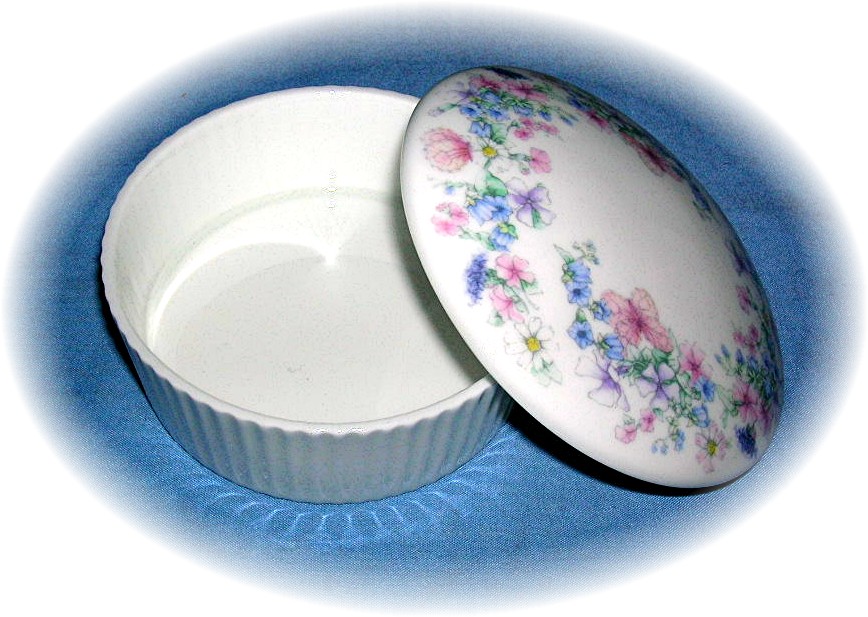 Bone China WEDGEWOOD Floral Trinket Box