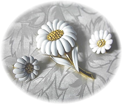 MONET Daisy Brooch/Pin & Earrings