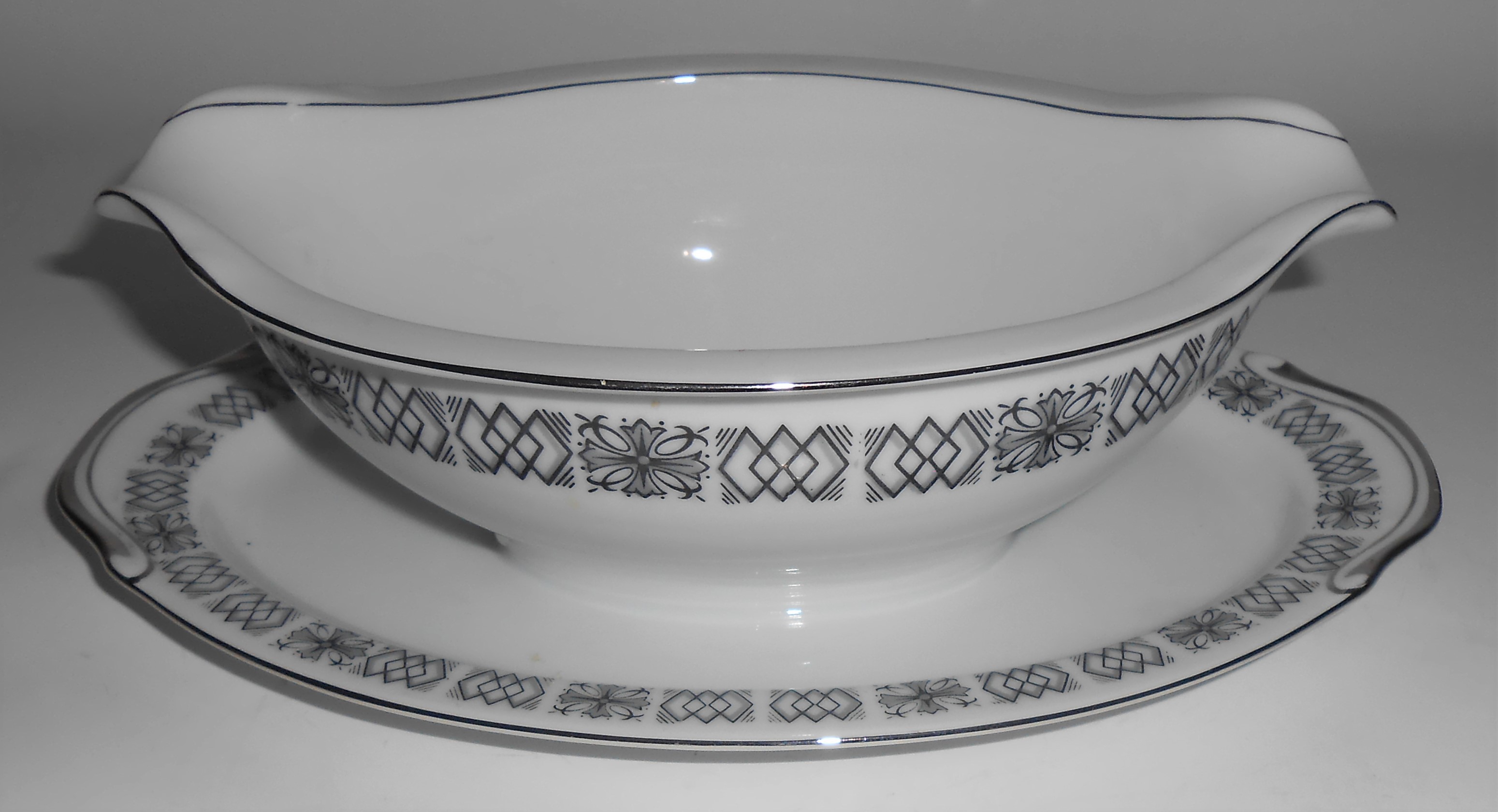 Seyei Fine China Japan Porcelain Black Geometric Gravy