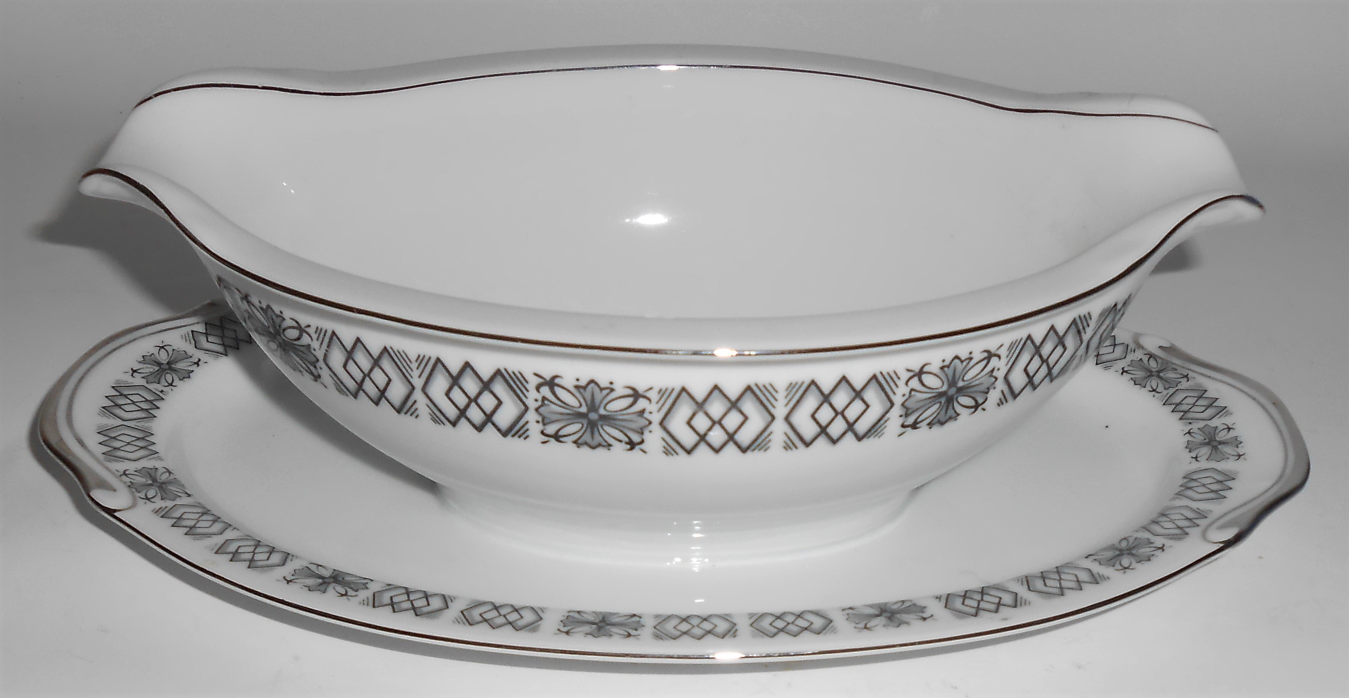 Seyei Fine China Japan Porcelain Black Geometric Gravy