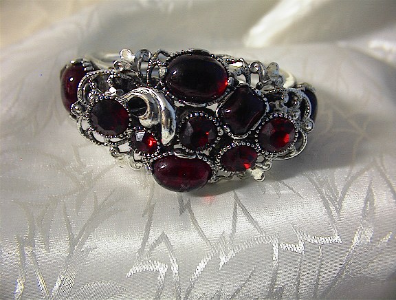 SELRO Ruby Glass Cabochon Bracelet & Clip Earrings