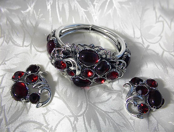 SELRO Ruby Glass Cabochon Bracelet & Clip Earrings