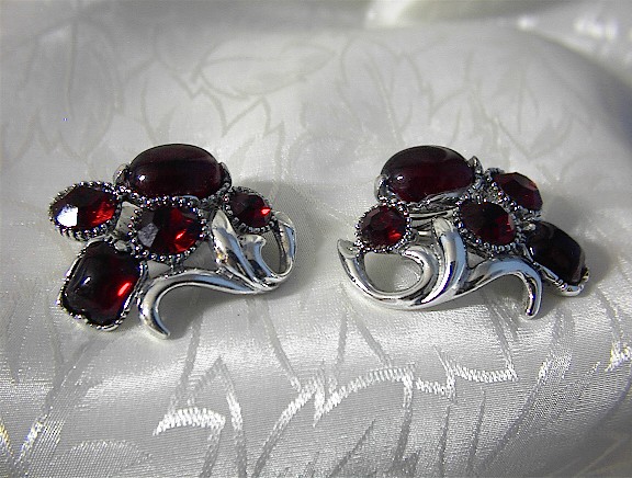 SELRO Ruby Glass Cabochon Bracelet & Clip Earrings