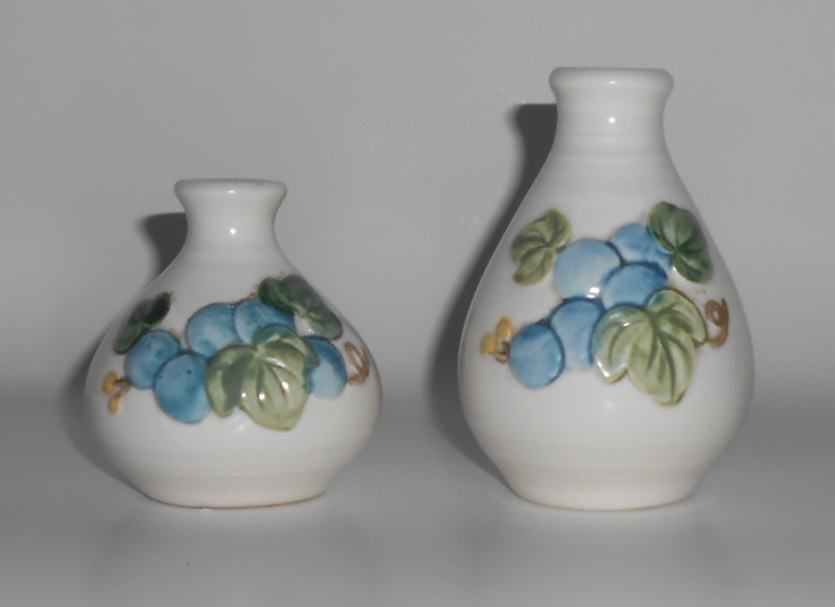 Metlox Pottery Poppy Trail Sculptured Grape Salt & Pepp