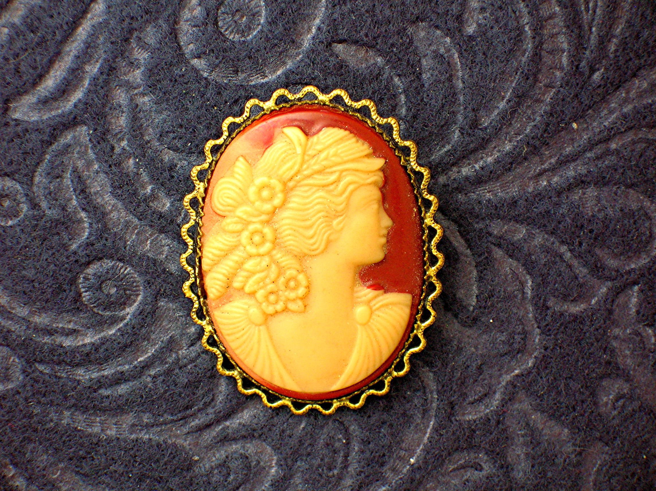 Cameo Goldtone Filigree Set Glass Cameo