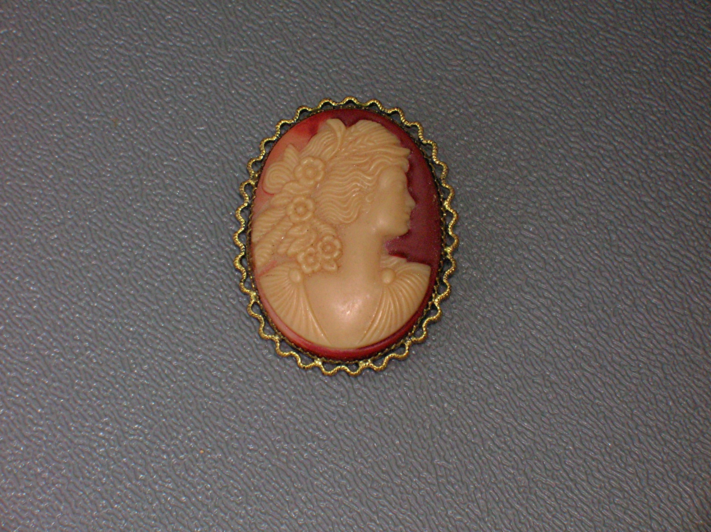 Cameo Goldtone Filigree Set Glass Cameo