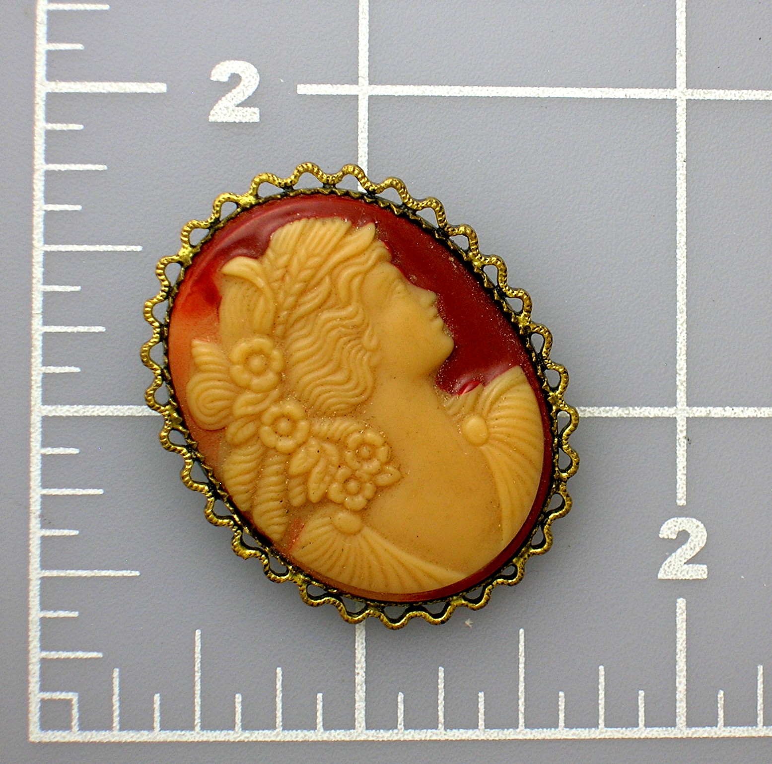 Cameo Goldtone Filigree Set Glass Cameo