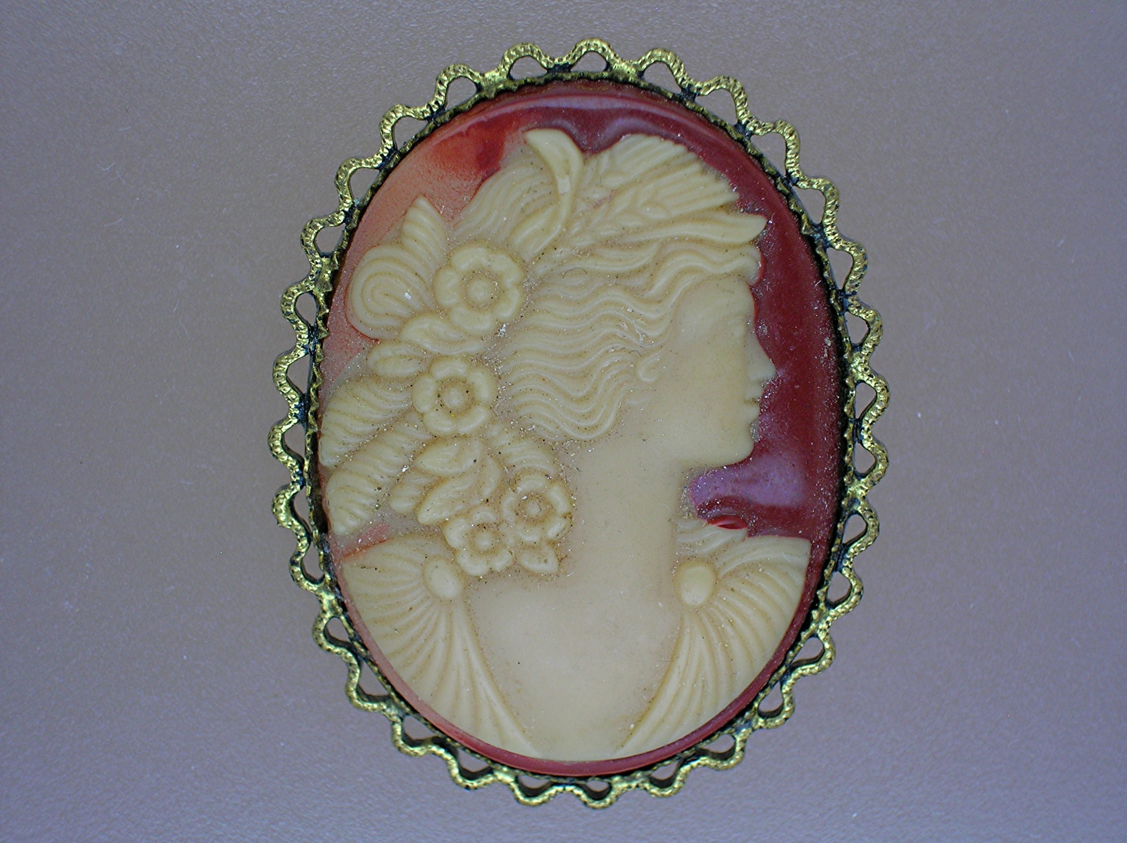 Cameo Goldtone Filigree Set Glass Cameo