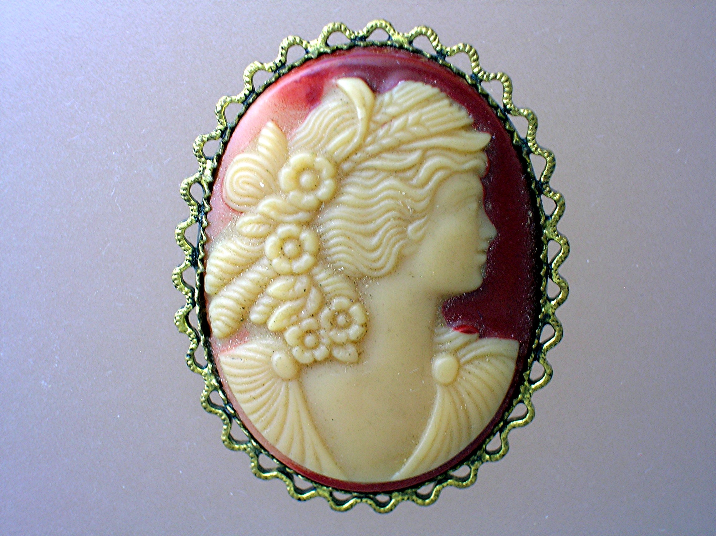 Cameo Goldtone Filigree Set Glass Cameo