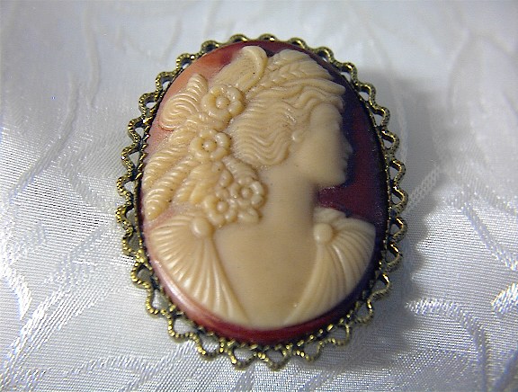Cameo Goldtone Filigree Set Glass Cameo
