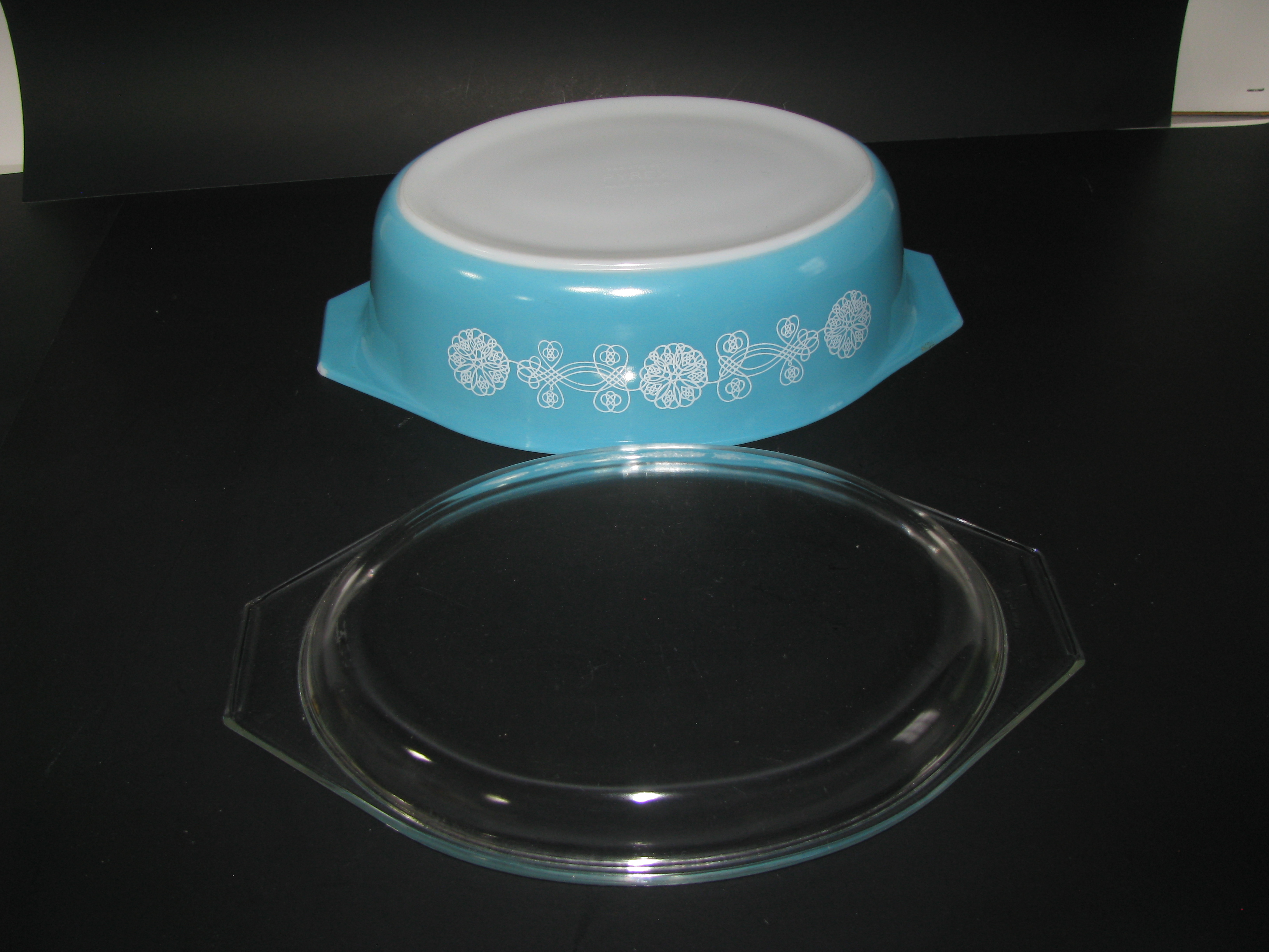Vintage Pyrex Lace Medallion Promo 045 2.5qt Dish
