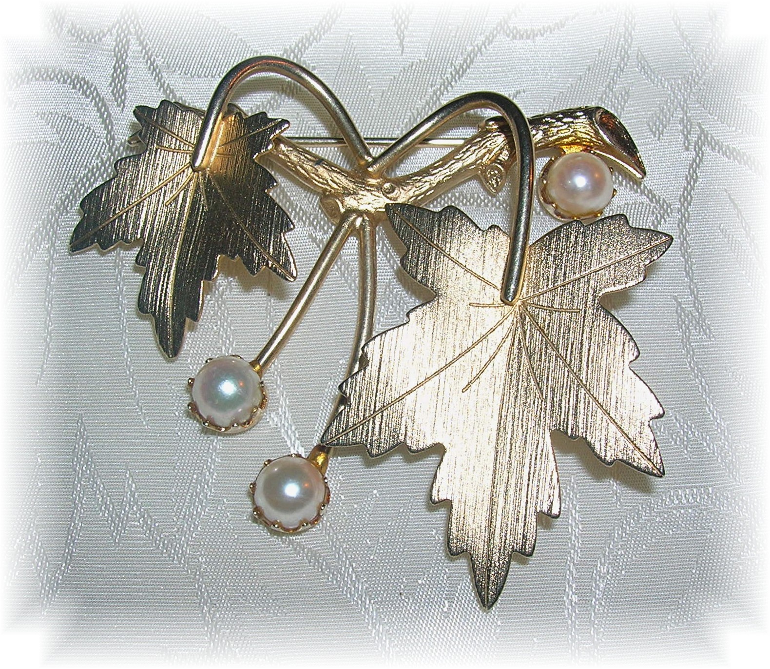 Sarah Coventry Gold Leaf Pin 6mm Cultured Pearls