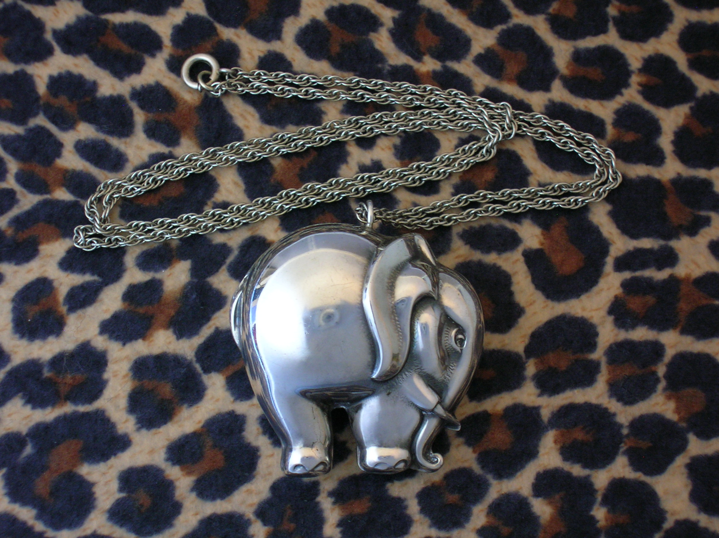25 Inch chain 1 7/8 inches wide 1 3/4 inches  Elephant