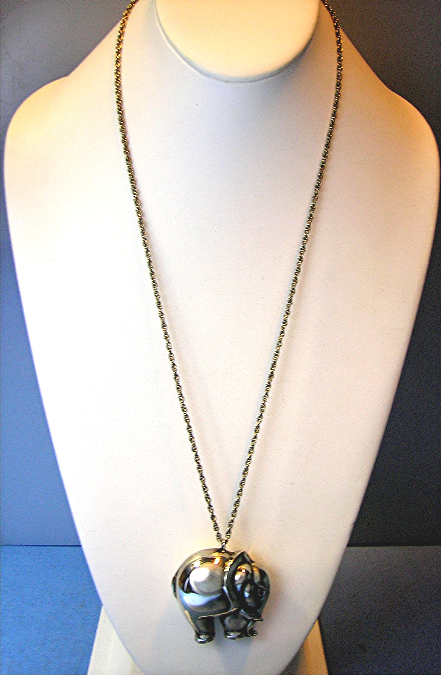 25 Inch chain 1 7/8 inches wide 1 3/4 inches  Elephant