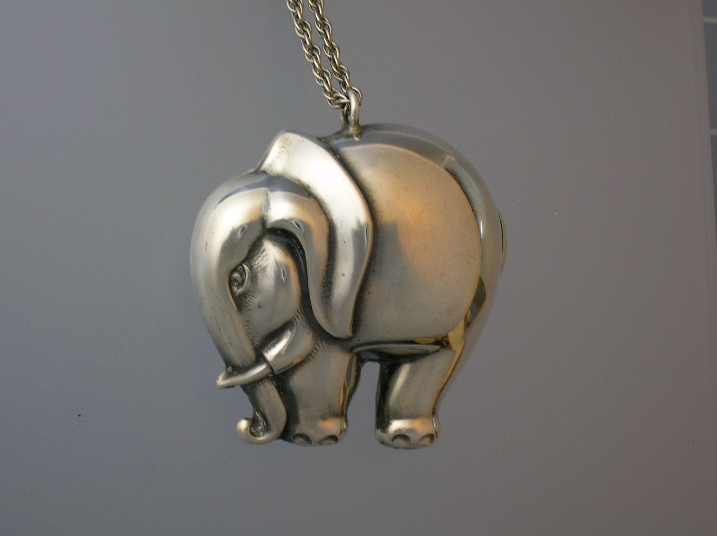 25 Inch chain 1 7/8 inches wide 1 3/4 inches  Elephant