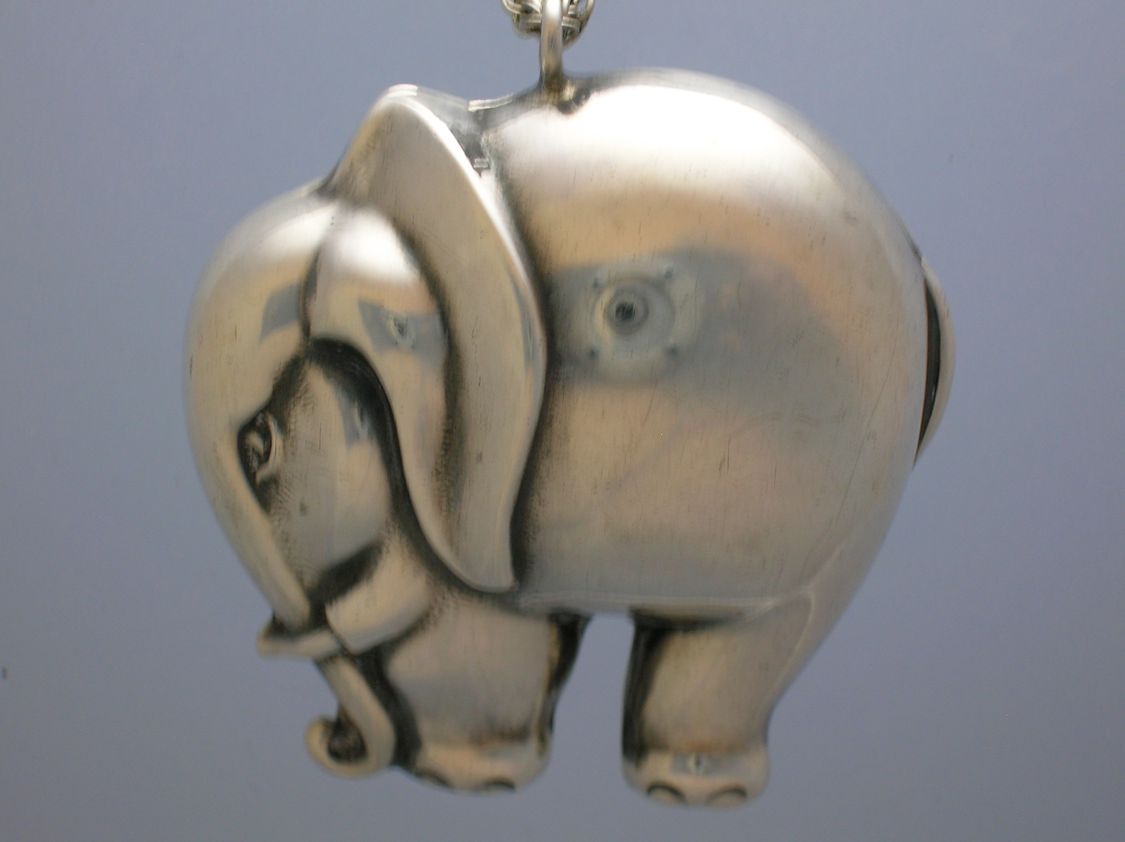 25 Inch chain 1 7/8 inches wide 1 3/4 inches  Elephant