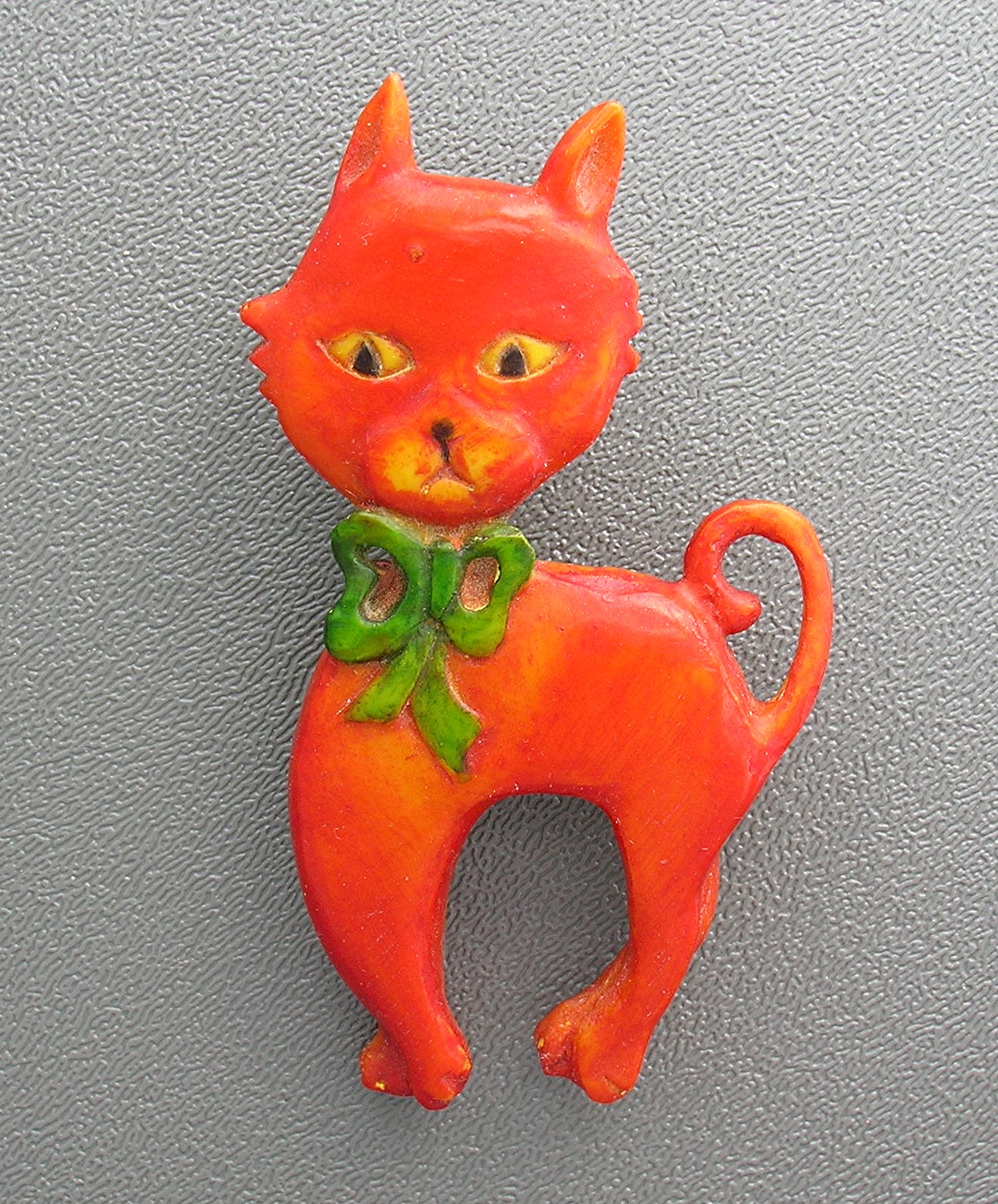 Bakelite Orange 50s Cat brooch Green Bow