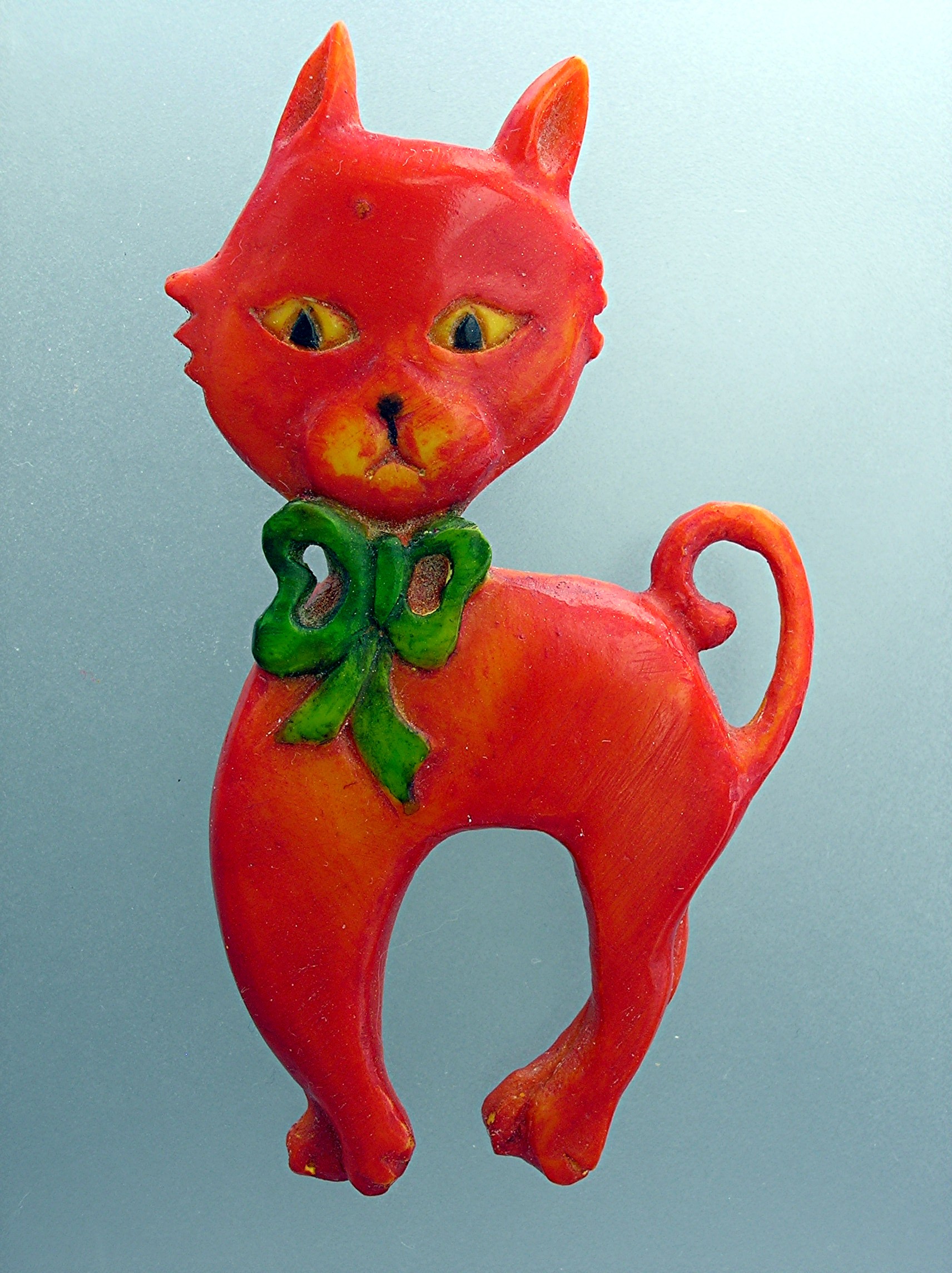 Bakelite Orange 50s Cat brooch Green Bow