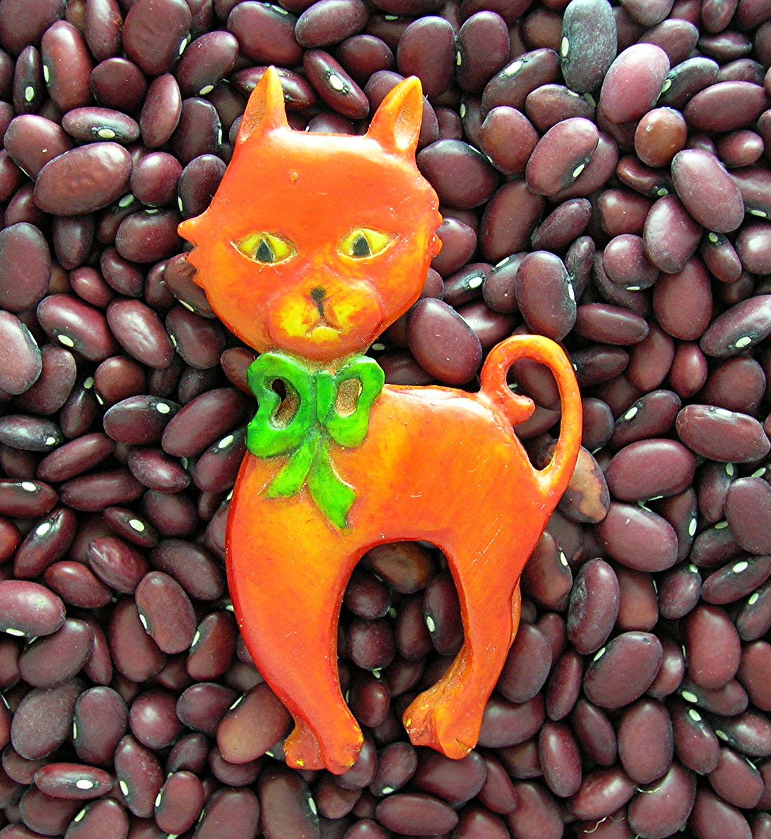 Bakelite Orange 50s Cat brooch Green Bow