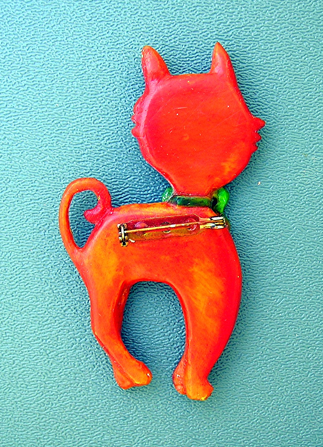 Bakelite Orange 50s Cat brooch Green Bow