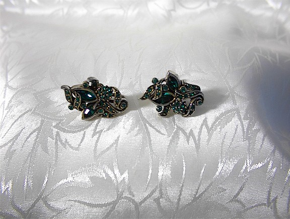 1950 HOLLYCRAFT Screwback Earrings.