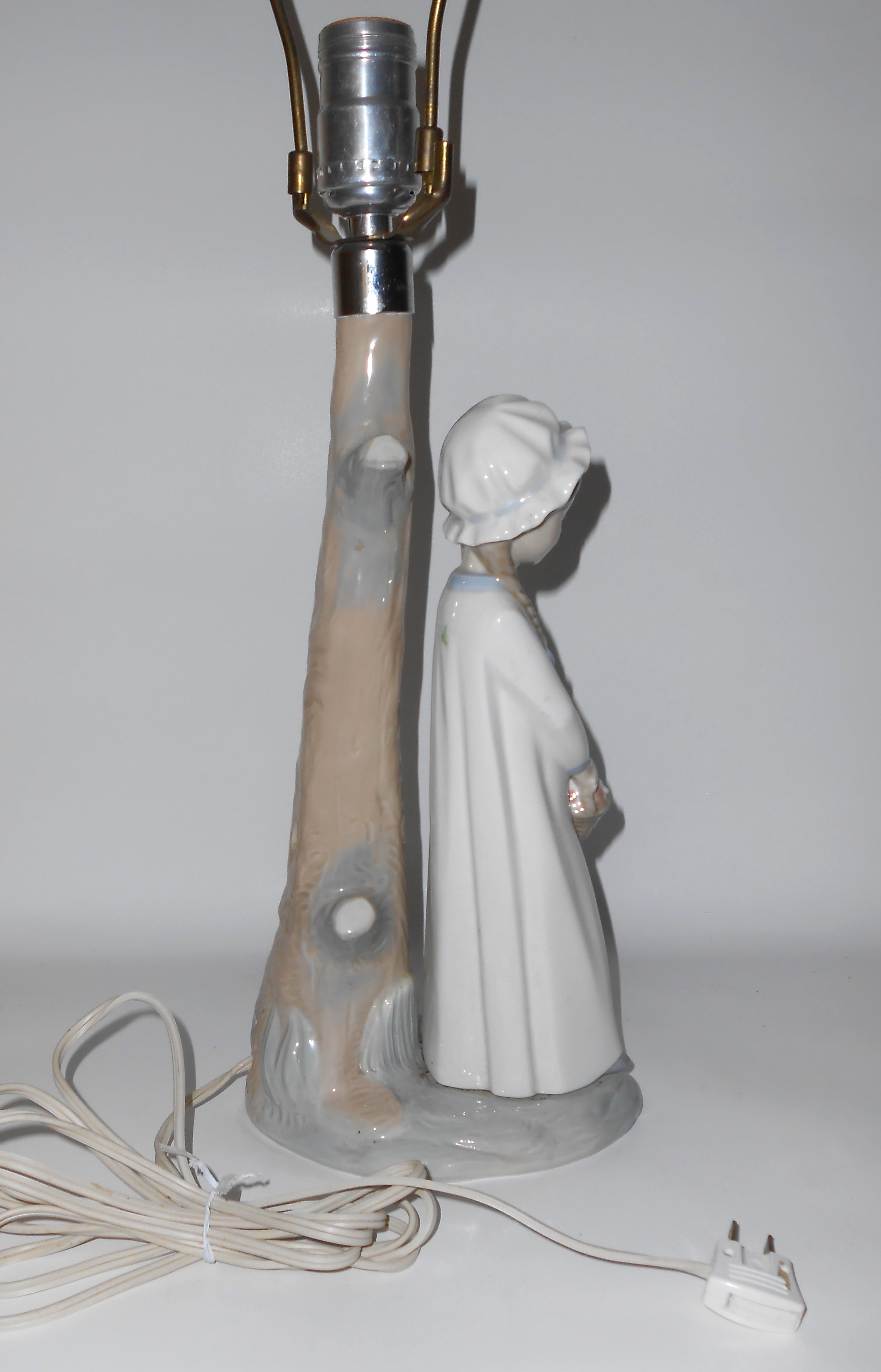 Lladro Porcelain Girl w/Flowers & Tree Lamp