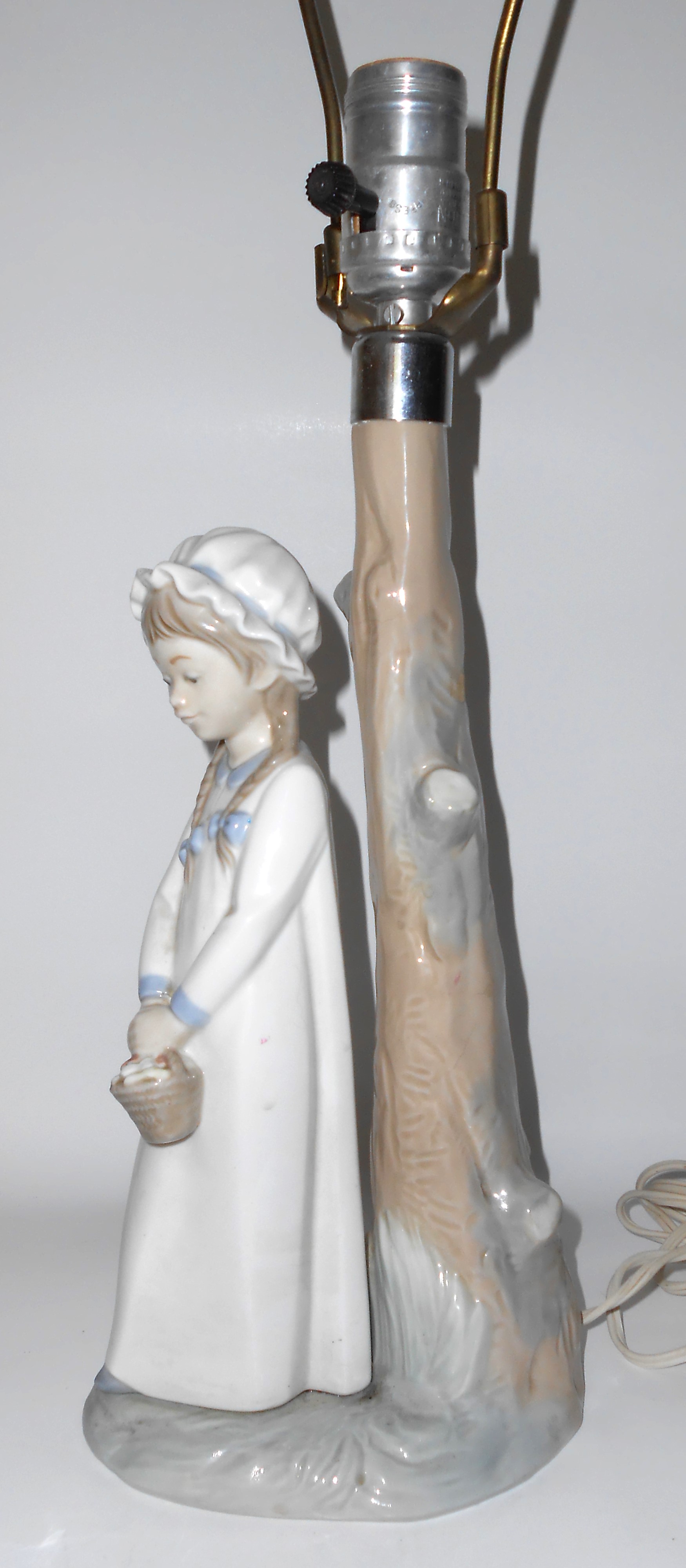 Lladro Porcelain Girl w/Flowers & Tree Lamp