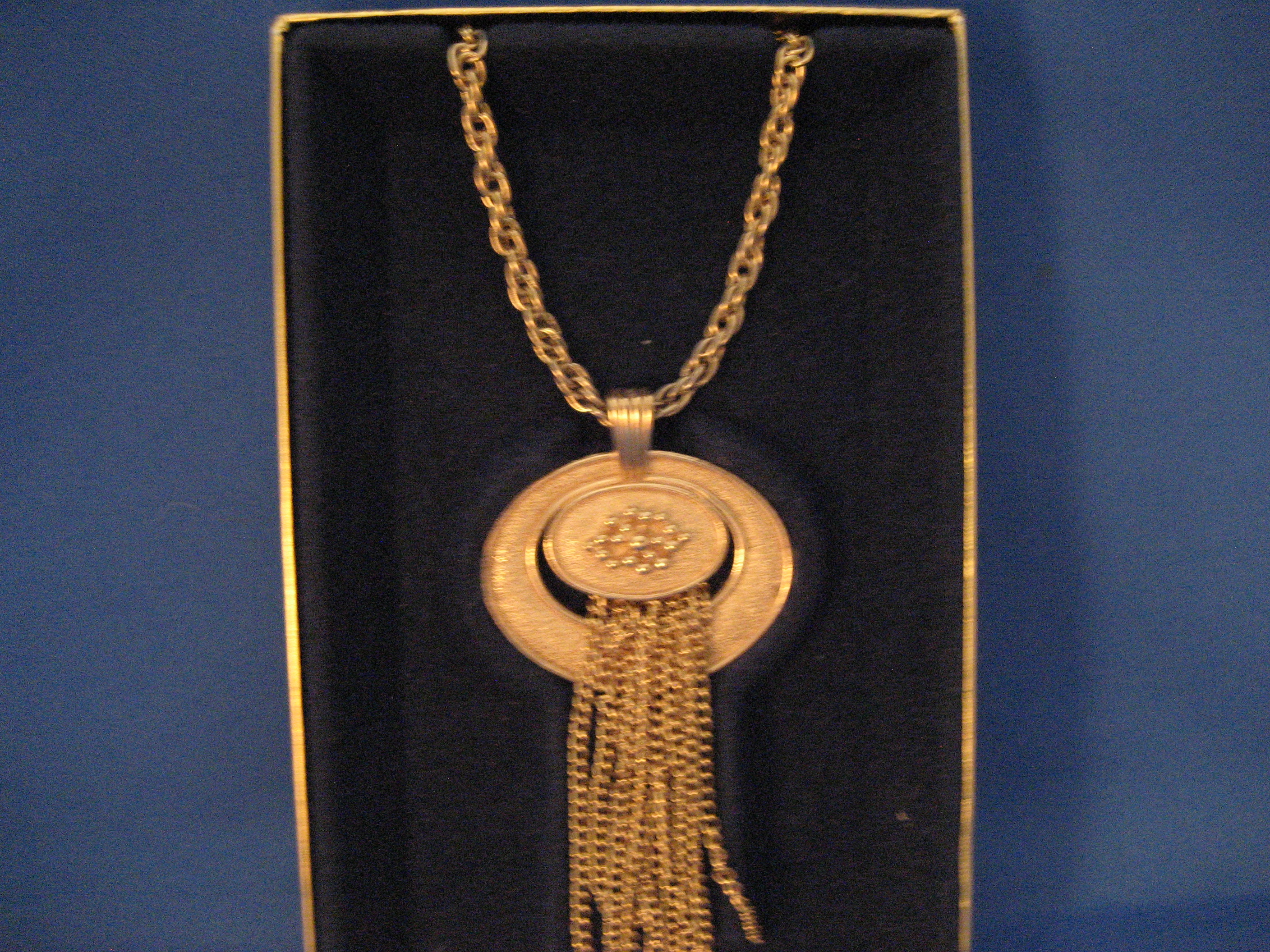 Ovalesque Pendant Necklace