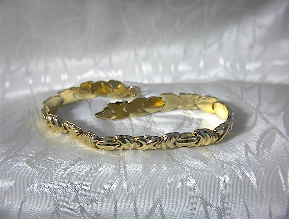 Bracelet 10K Yellow Gold X Design Hinged