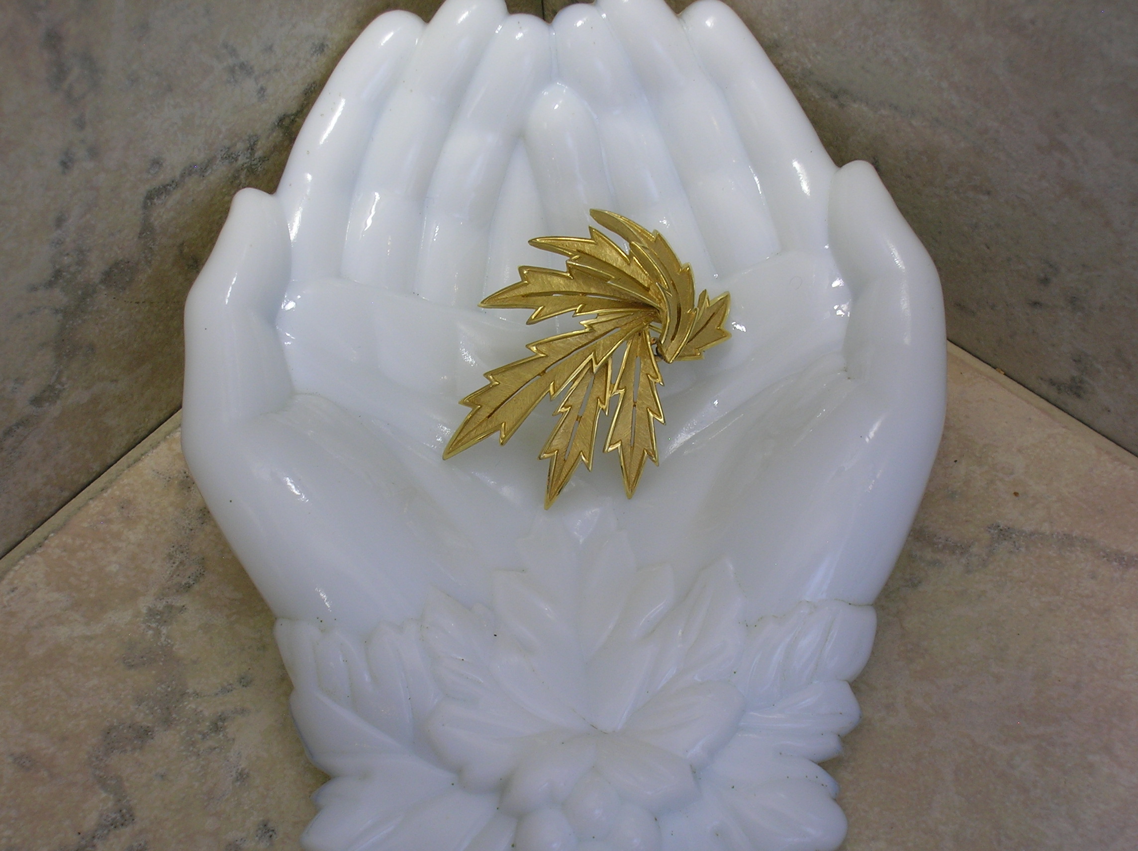Trifari Gold Leaves  pin brooch 60s