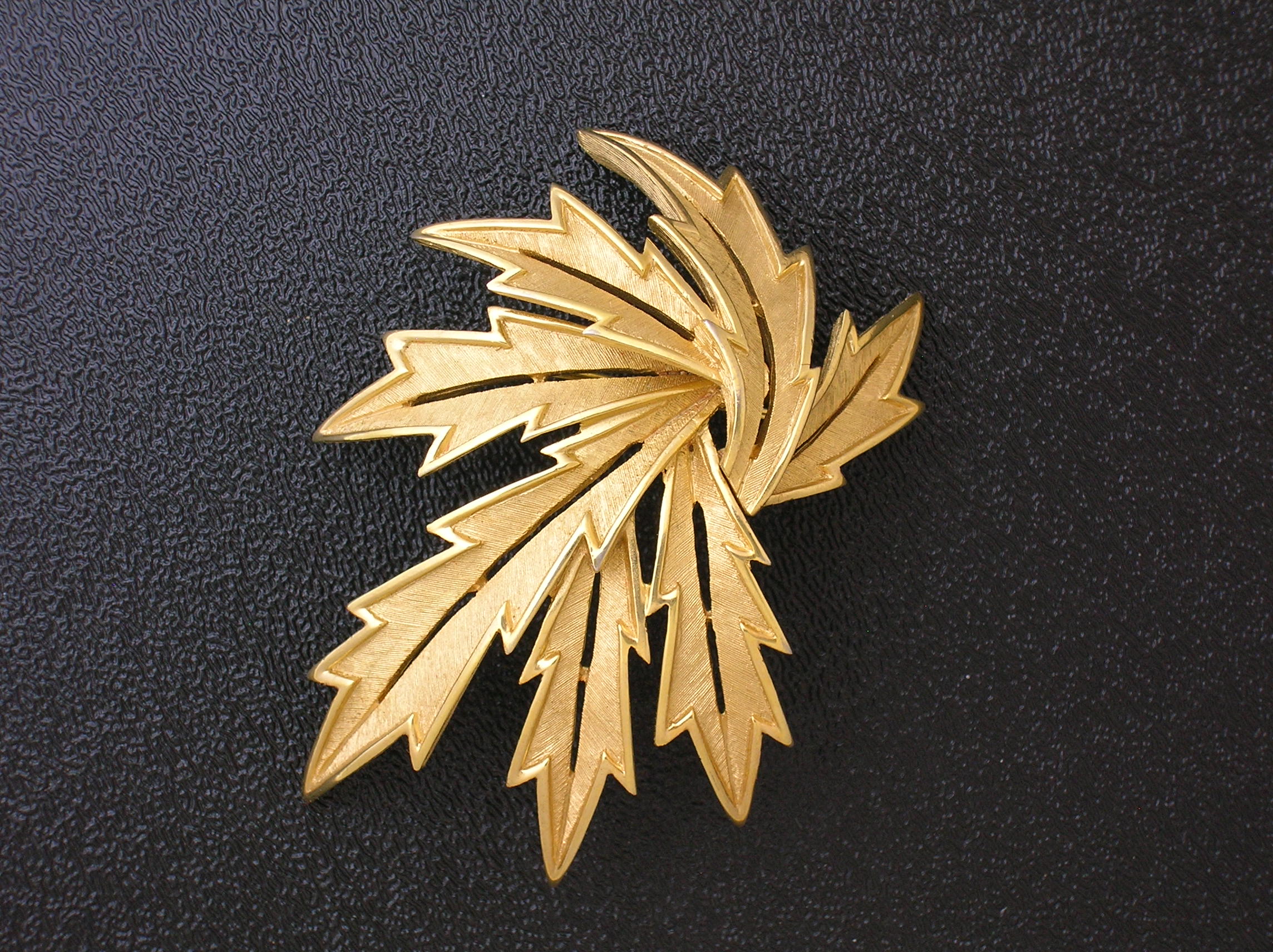 Trifari Gold Leaves  pin brooch 60s
