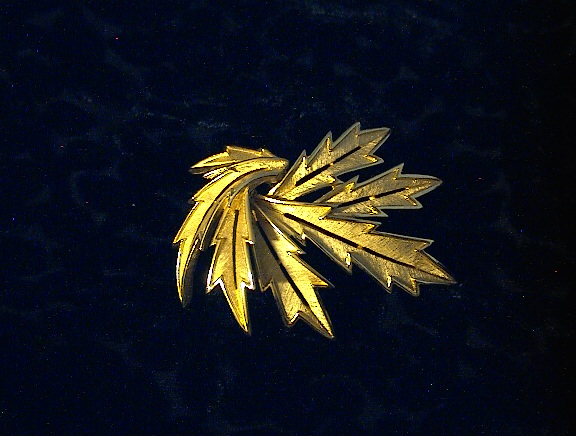 Trifari Gold Leaves pin brooch 60s