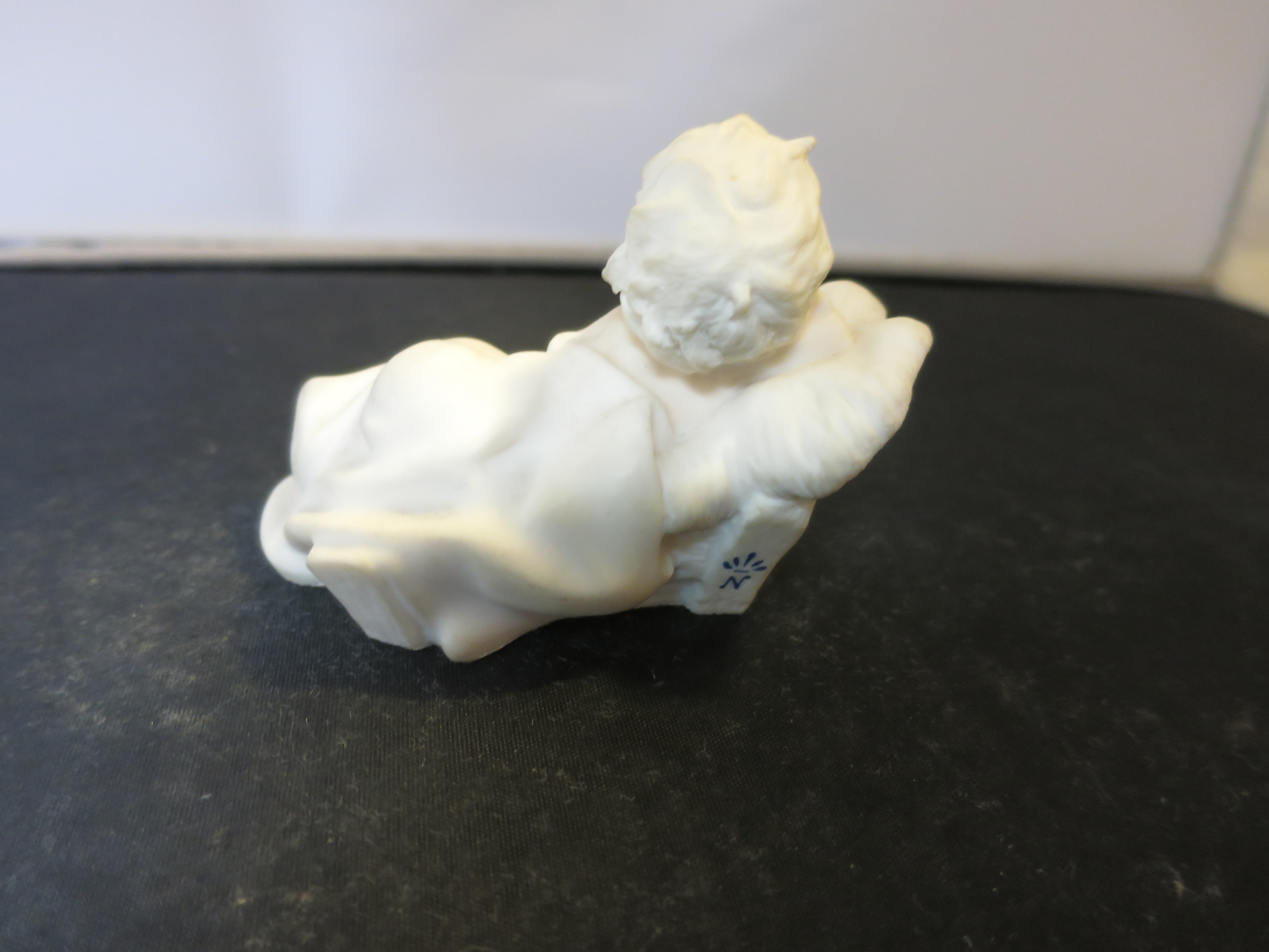 Florence Sculpture d'Arte child on fainting couch 1989 figurine
