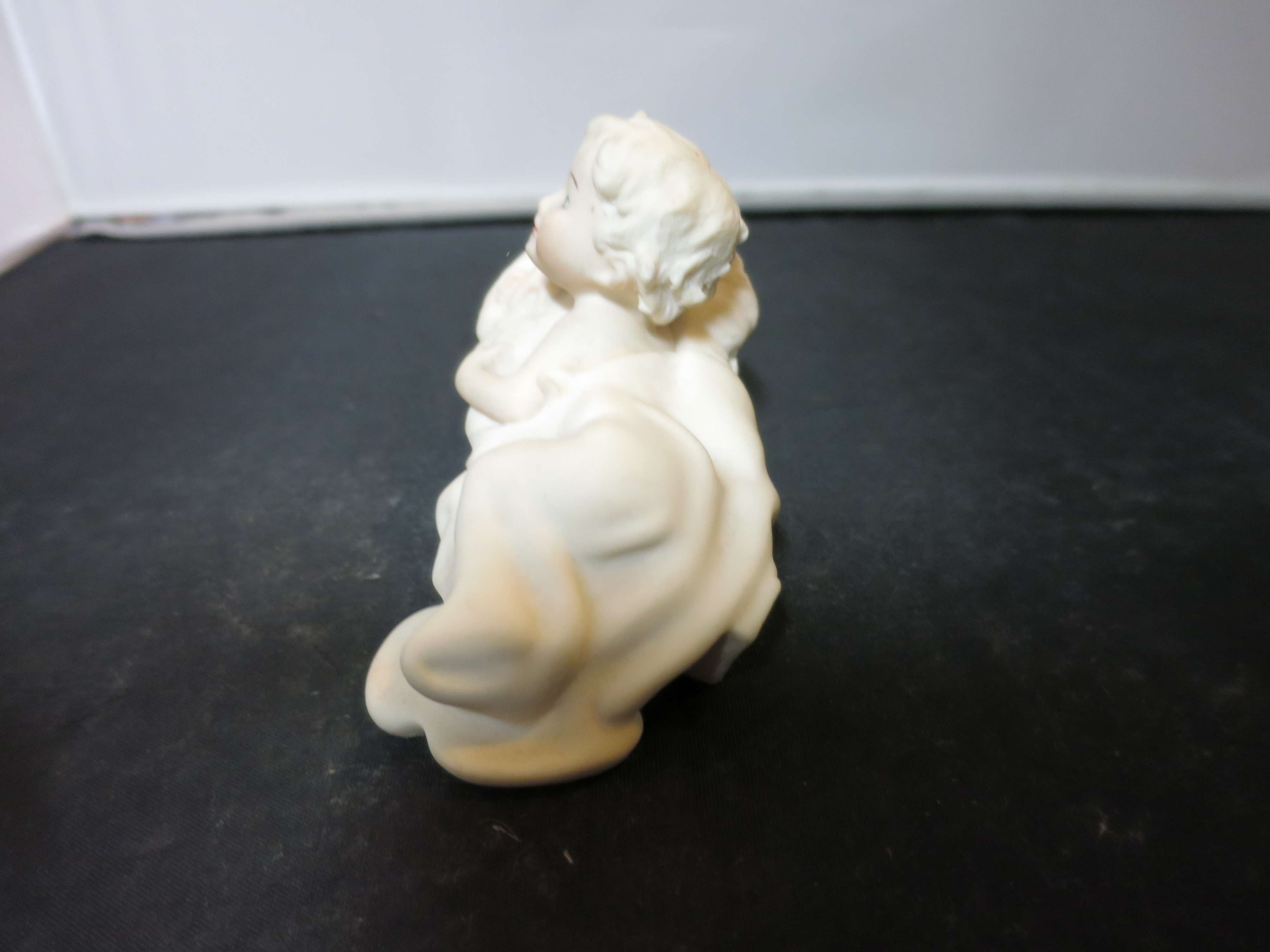 Florence Sculpture d'Arte child on fainting couch 1989 figurine