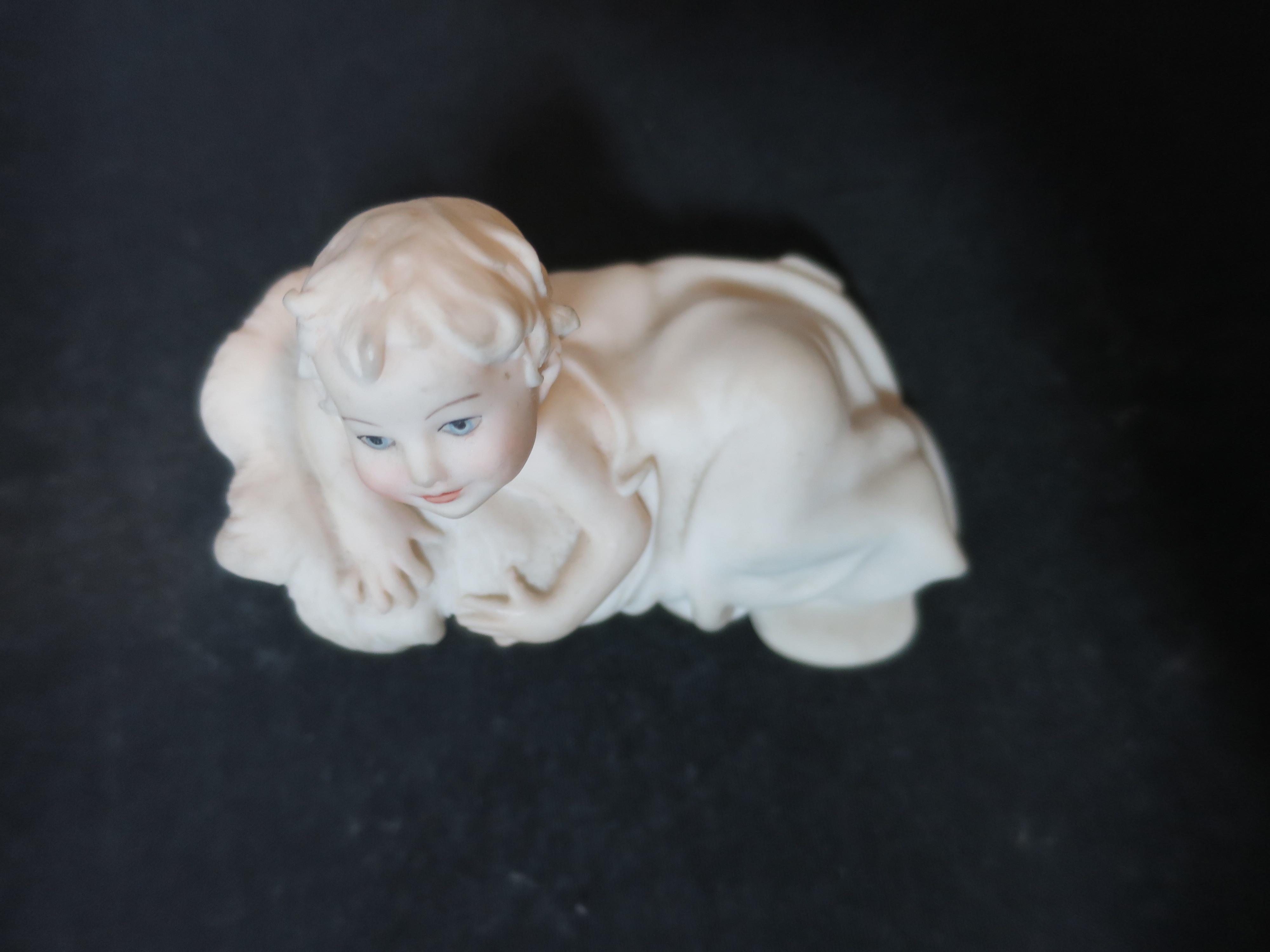 Florence Sculpture d'Arte child on fainting couch 1989 figurine