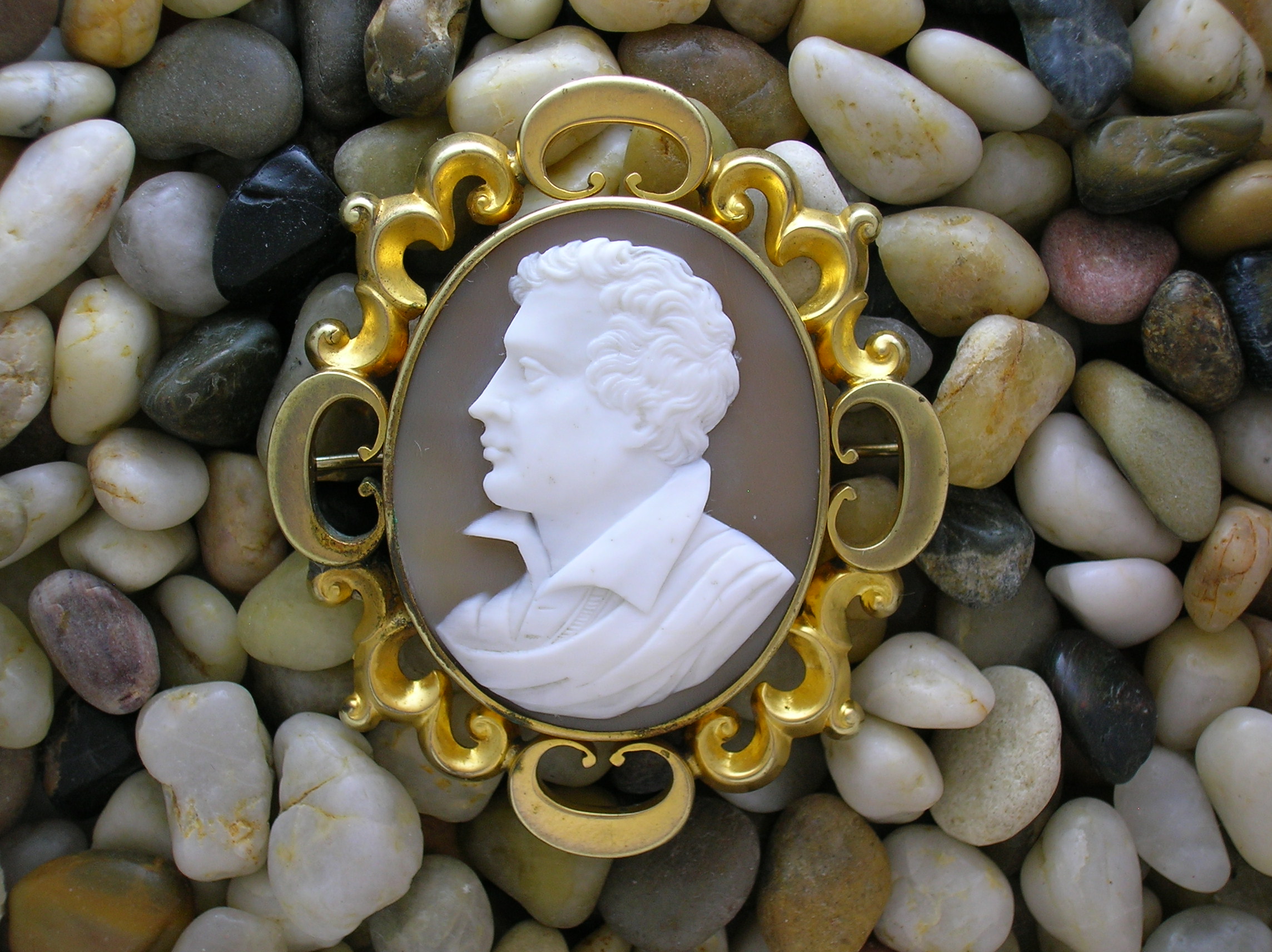 Antique Pinchbeck Gold ornate Cameo Lord Byron