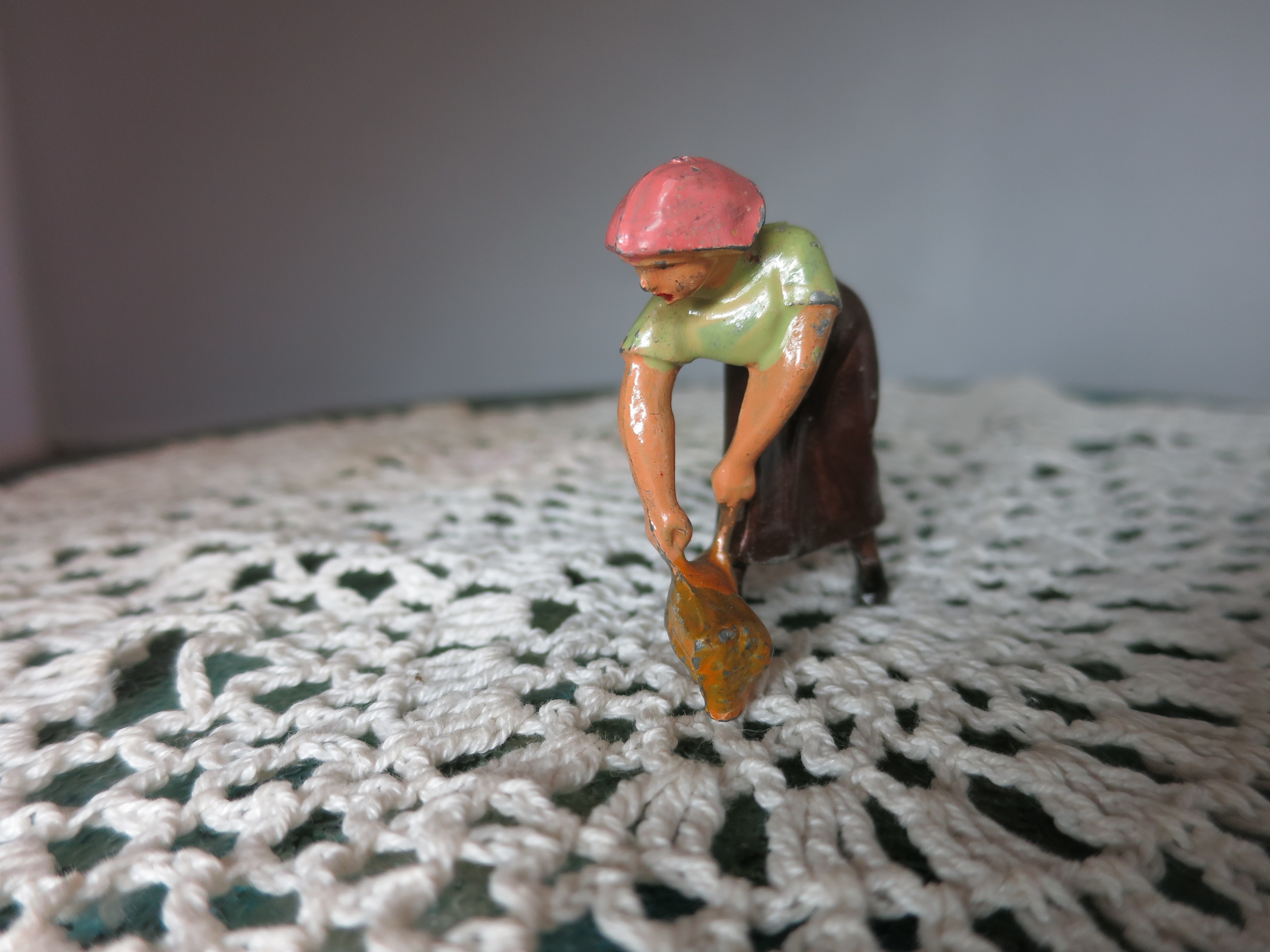 France Lead Lady Farmer Tying Sheaf Farm Yard Figurine Toy