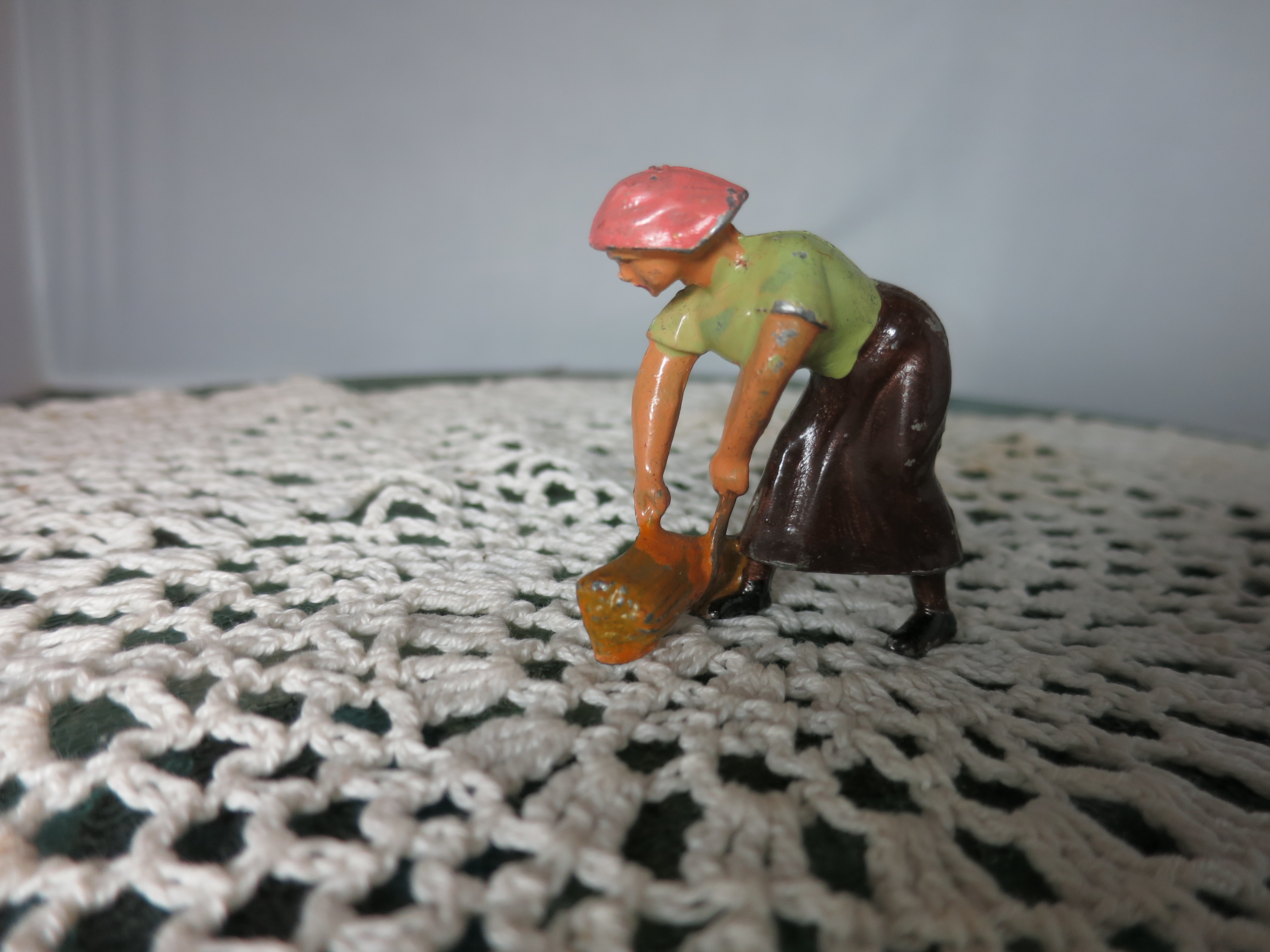 France Lead Lady Farmer Tying Sheaf Farm Yard Figurine Toy