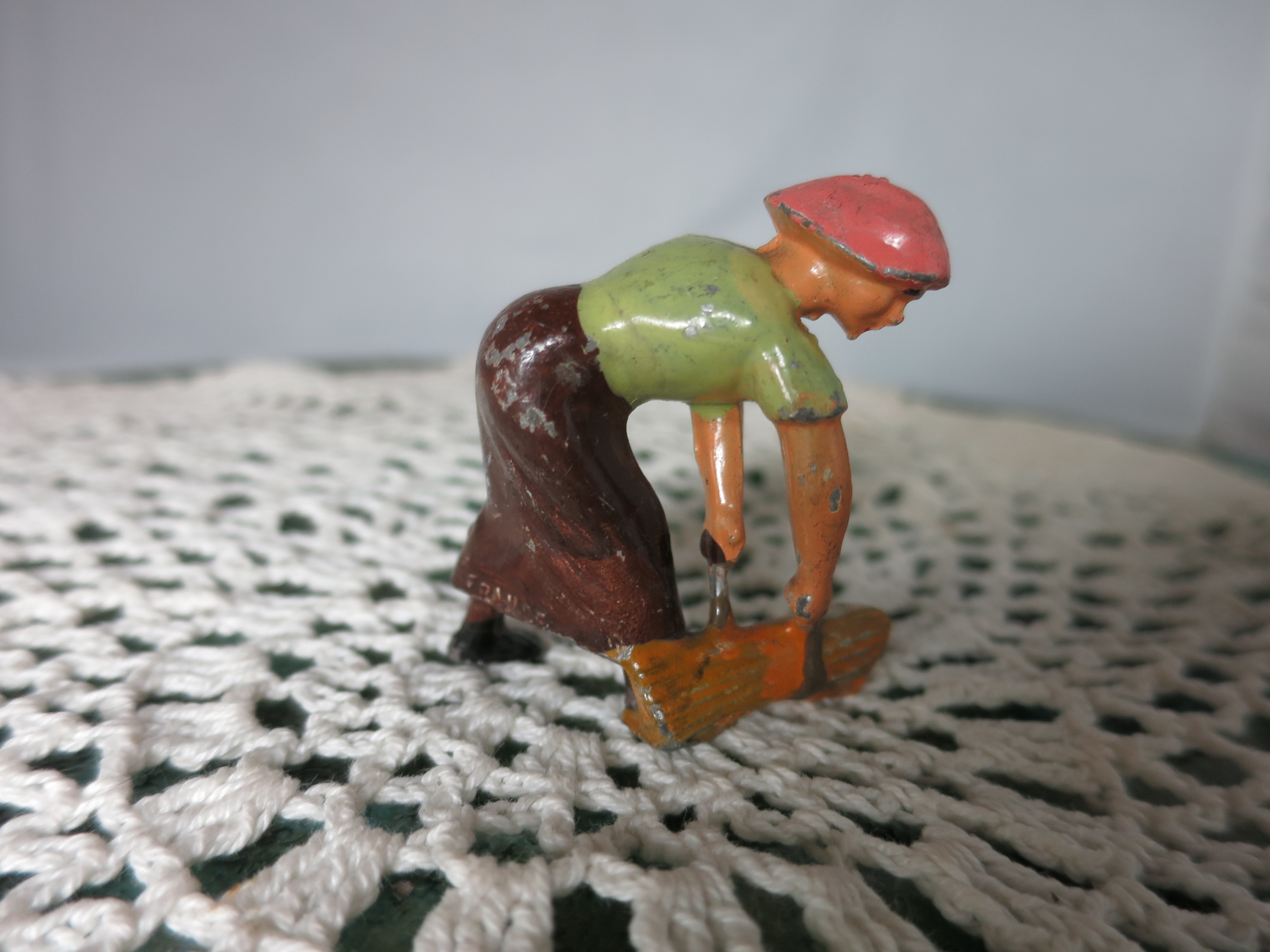 France Lead Lady Farmer Tying Sheaf Farm Yard Figurine Toy