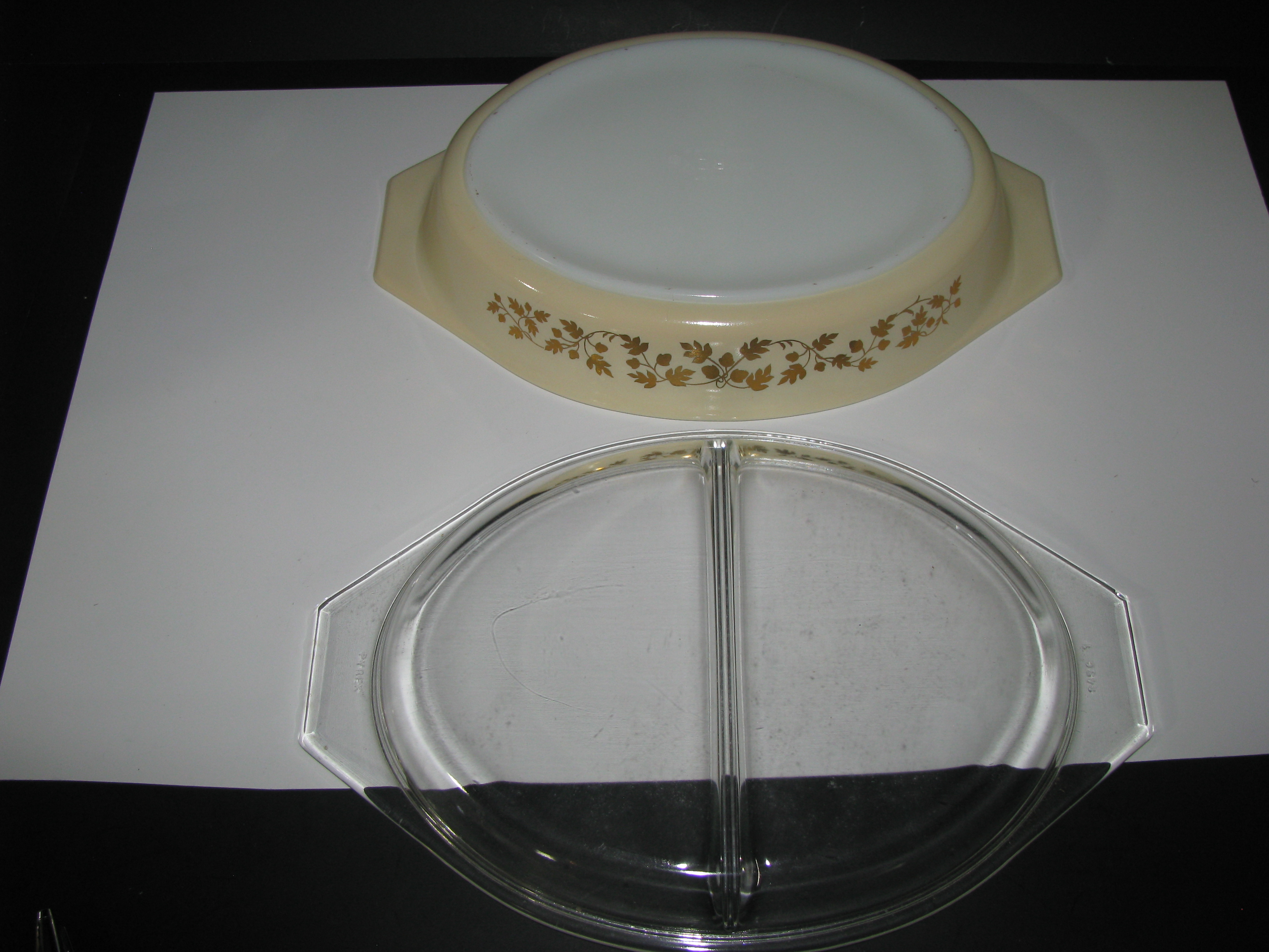 Vintage Pyrex Golden Acorn 1.5qt Divided Dish