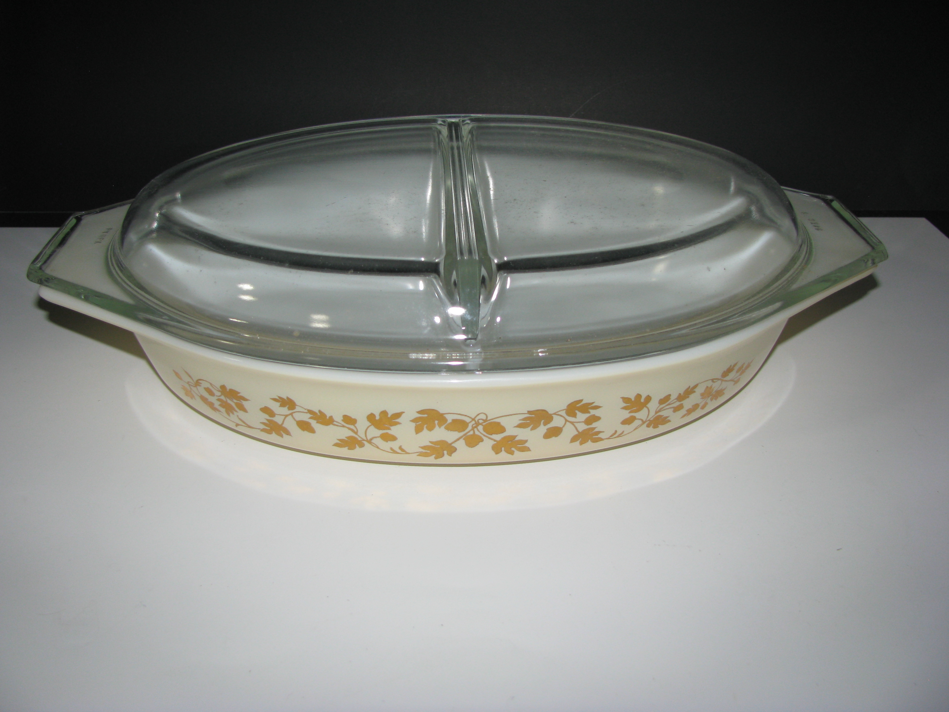 Vintage Pyrex Golden Acorn 1.5qt Divided Dish